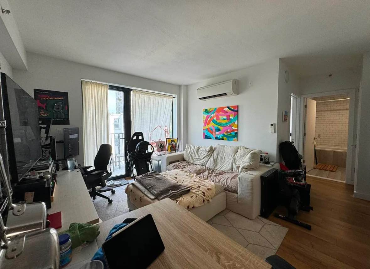 Room rental in 1258 Myrtle Ave, Brooklyn, NY 11221, USA - entire Room