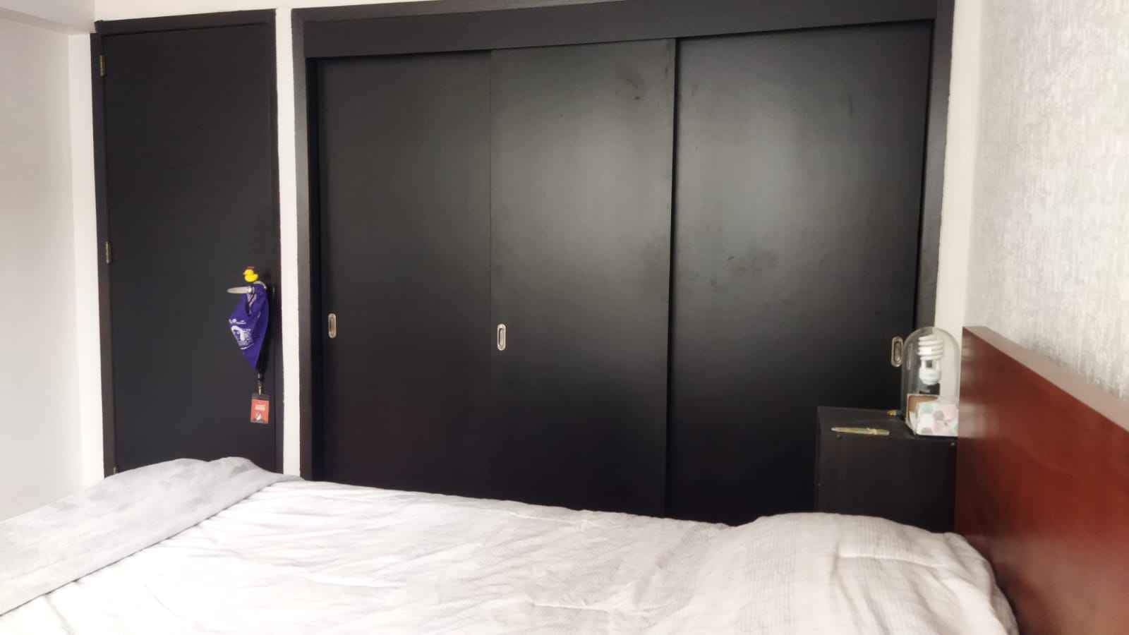 Se renta cuarto, amplio y luminoso en col. del Carmen, Coyoacán. Muy bien ubicado, cerca del metro Coyoacán, de Viveros, estación de ecobici y de la Cineteca Nacional. Disponible a partir del 1° de NOVIEMBRE del 2024. La renta está en $5,750 (mantenimiento y agua incluido, el resto de servicios es aparte). Los requisitos son renta corriente, 1 mes de depósito (de $5,750) e identificación oficial. Un baño, cocina equipada y áreas comunes amuebladas; contamos con lavadora. El cuarto en renta NO ESTÁ AMUEBLADO, pero podemos incluir una base de cama INDIVIDUAL. Contamos con un cajón de estacionamiento que puedes usar.
Somos buena onda, limpias y respetuosas. Buscamos roomie de preferencia mujer y profesionista. Limpio, ordenado, buena onda, respetuoso del espacio del otro e indispensable ser cumplido con las fechas de pago.