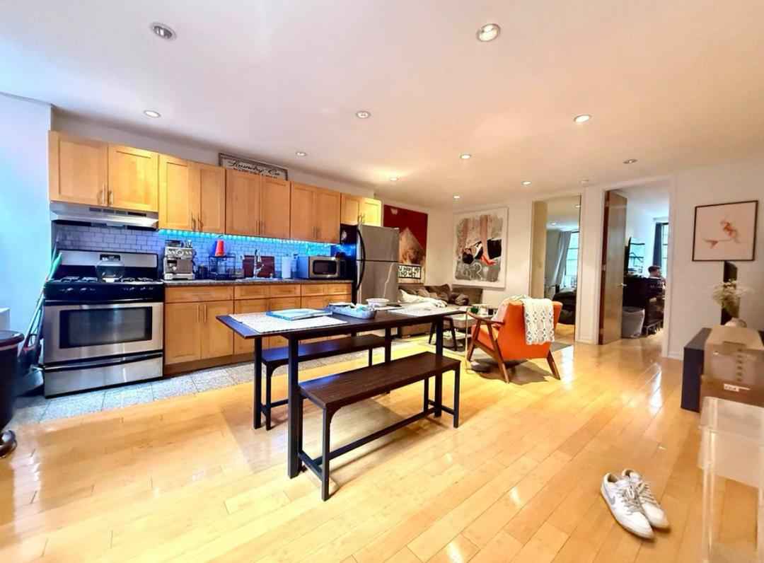 This unit offers complete privacy, featuring:
• ✅ A private bedroom for your relaxation
• ✅ A private bathroom for your exclusive use
• ✅ A private closet with ample storage
You’ll also enjoy in-unit amenities that make daily living stress-free, including:
• 🧺 Washer and dryer (free ;no need to leave home for laundry!)
• 📶 High-speed Wi-Fi for work, streaming, or browsing
• 🐾 Pet-friendly; your furry friend is welcome!
• 📆 Flexible month-to-month lease for your convenience
✨ Apartment Features & Shared Amenities:
• 🍽️ Fully equipped dine-in kitchen
• 🛋️ Furnished common areas with stylish decor
• 🍿 32-inch flat-screen TV for your entertainment
• 🧼 Dishwasher, microwave, oven, refrigerator ;all appliances included
• 🌳 Hardwood flooring for a clean, modern feel
• 🧾 Guarantors accepted ;making move-in easier
• 🧺 Laundry in home ; absolutely free!
📍 Prime Location:
Conveniently located near several local parks, restaurants, cafés, and bars perfect for both relaxation and social life. Whether you enjoy a quiet evening stroll or a night out with friends, you’ll love how close everything is.
📩 Interested?
Kindly reach out for more details, photos, or to schedule a tour. iMessage: coyle_caroline@hotmail.com