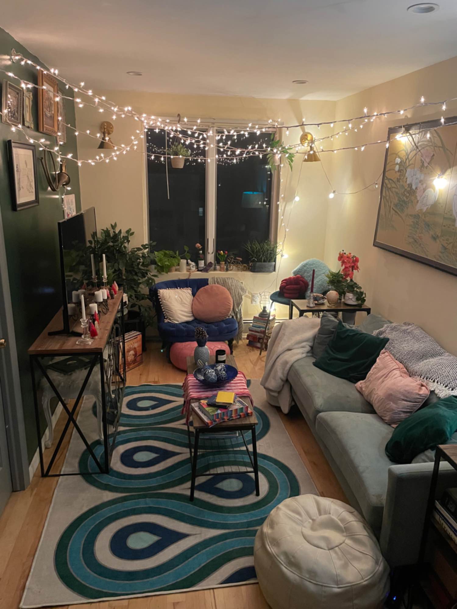 Located in a prime pocket of Astoria, your bedroom has 2 large sun facing windows, a large double closet door space, fits a full or queen bed, a desk or vanity, plants, etc!

Fully furnished 3-bedroom with separate kitchen, IN UNIT washer and dryer, dishwasher, and private rooftop access and space. Steps from historic Steinway St and bustling 30th Ave on either side, this location is PERFECT for those who want a slice of nightlife, amazing restaurants, shops, and close proximity to Manhattan on a quiet street. R/M Subway is a 7-minute walk. N/W is a 10-minute walk and Q101 bus is 1 minute walk. Citi Bike on your block. 

Who we are: Monica (29) is a server and actress/singer/model hailing from Baltimore  Maui, a 3-year-old hypoallergenic cockapoo, is our furry bundle of joy and the house mascot. We unfortunately cannot accept any additional pets at this time. 

As roommates, we are very clean and tidy, social, and inclusive. We pride ourselves on good communication and having a good time at the same time. We love to host, watch shows, have wine nights, but very much respect space and privacy and are open to a roommate who is kind, courteous, respectful, and looking for girlfriends in the city! 4/20 friendly ! 

Please drop me a line if you’re interested in checking the place out! Available for January 1 move in with flexibility!