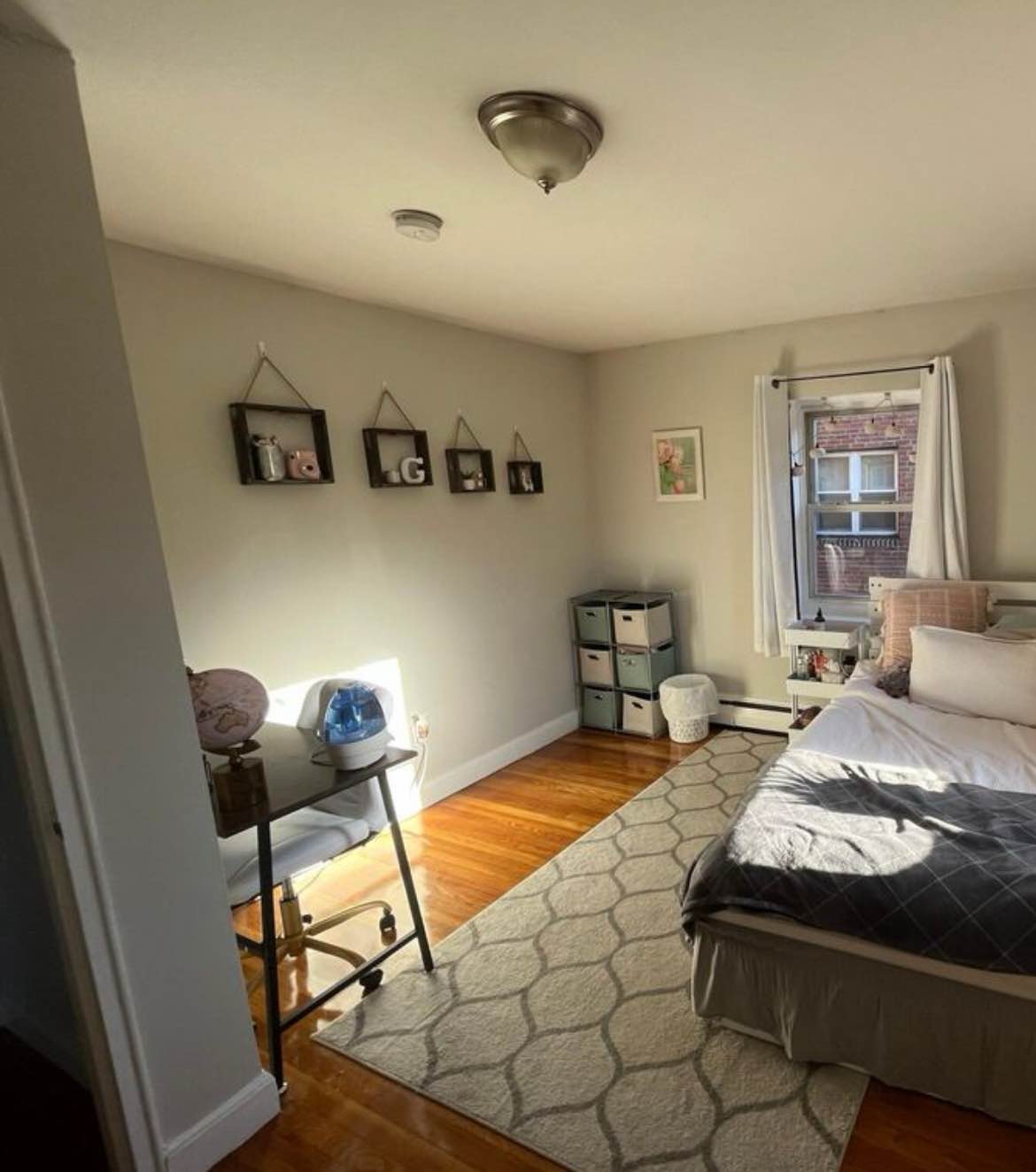 A beautifully maintained and inviting one-bedroom apartment, perfect for a single professional or couple. For more information or to schedule a viewing, please contact Habulgord@gmail.com.