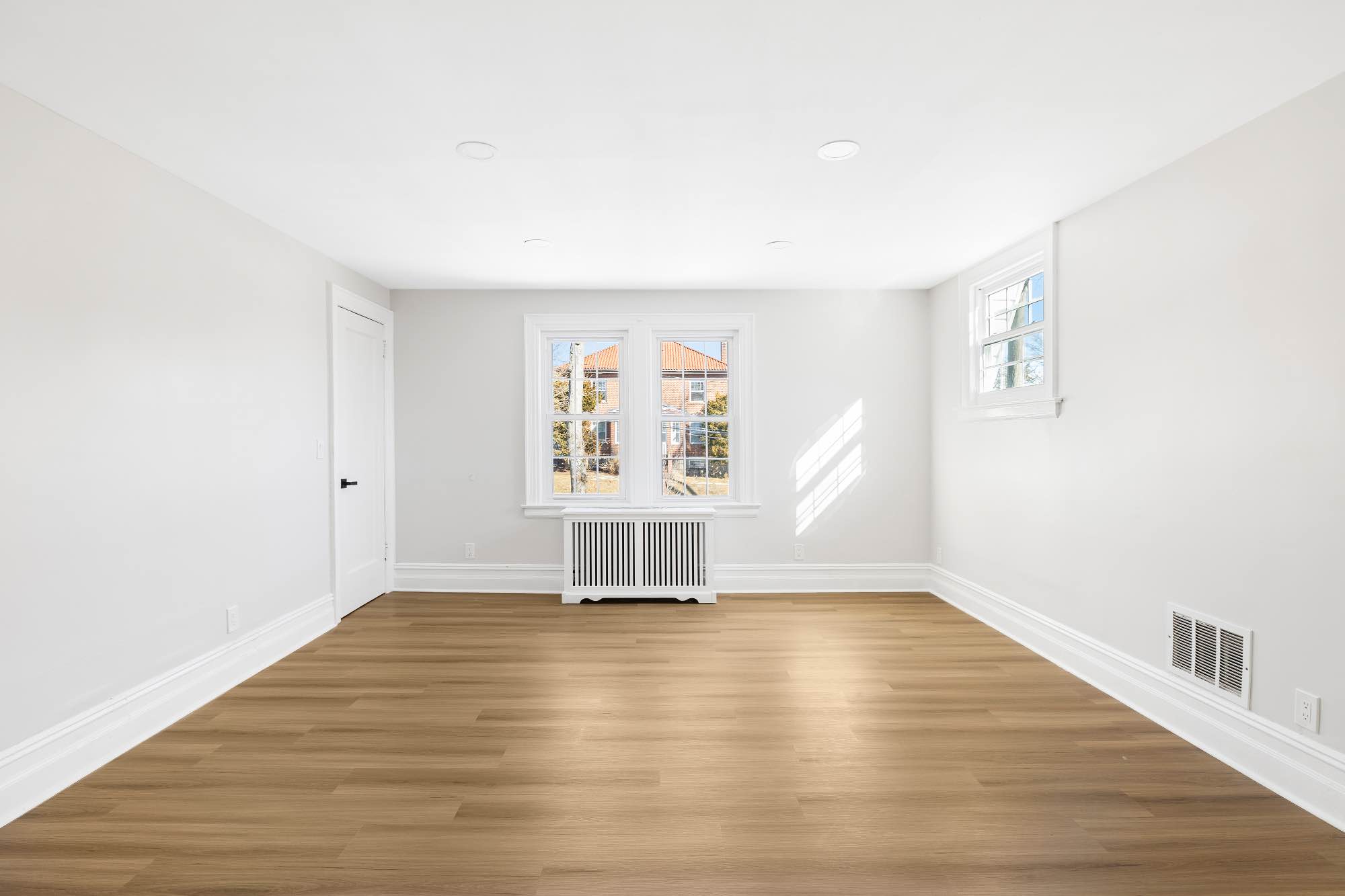 Se renta habitación con baño privado en un dúplex moderno y acogedor, con acceso a áreas comunes y excelentes comodidades.

Detalles:
✔ Habitacion con baño privado
✔ Cocina compartida completamente equipada
✔ Lavadora y secadora dentro del apartamento


📍 Ubicado en zona conveniente, con fácil acceso a transporte público y bastante parking disponible.

📞 Contacto: (305) 905-1576