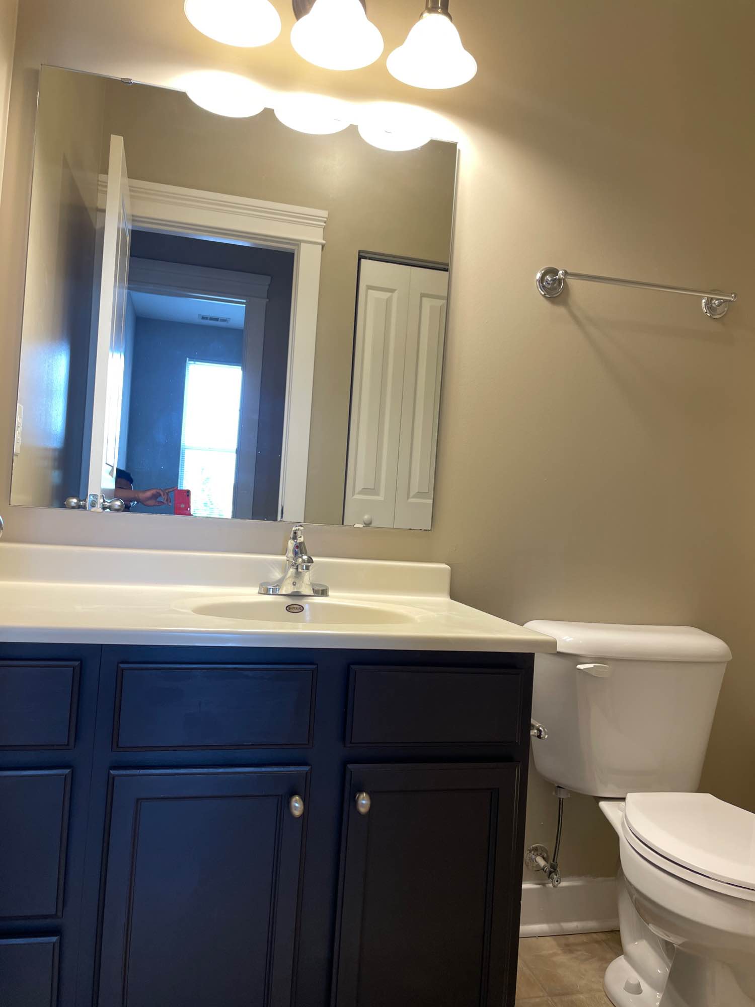 Looking for a clean, respectful roommate to share a beautiful home in one of the best neighborhoods around! You’ll have your own private unfurnished bedroom, private full bathroom, and a huge walk-in closet — perfect for comfort and privacy.

This extra room is bright and airy, with modern finishes and a quiet, cozy vibe. The house is located in a safe, friendly neighborhood with easy access to grocery stores, parks, gyms, and major roads.

Rent includes access to all shared spaces (fully stocked kitchen, in-unit laundry, and a living area). If you’re clean, laid-back, and looking for a peaceful place to call home, this is for you!

Message me to schedule a tour or ask any questions!