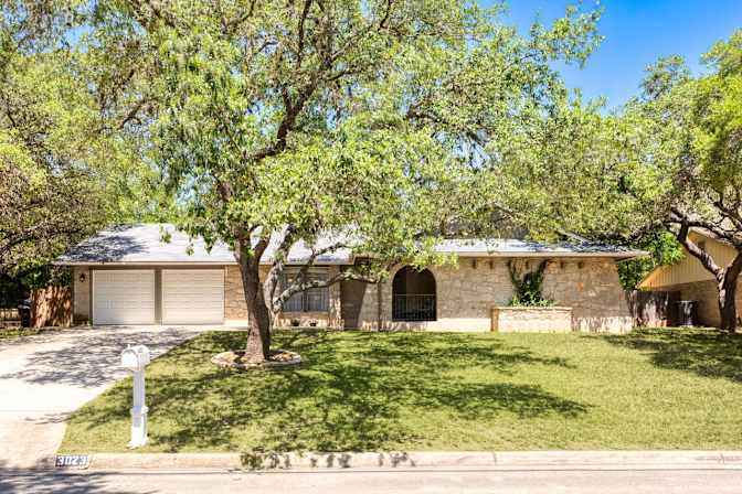 Furnished Room with full bed in a great friendly and quiet neighborhood, very close to USAA, UTSA, I-10, Wallgreens and HEB. There is a bus stop very close to the property (Bus 96). One story Property equipped with Laundry room, Kitchen with double oven, dishwasher, big backyard and right behind the neighborhood pool. Washer and Dryer. Photos doesn’t show the brand new full bed.