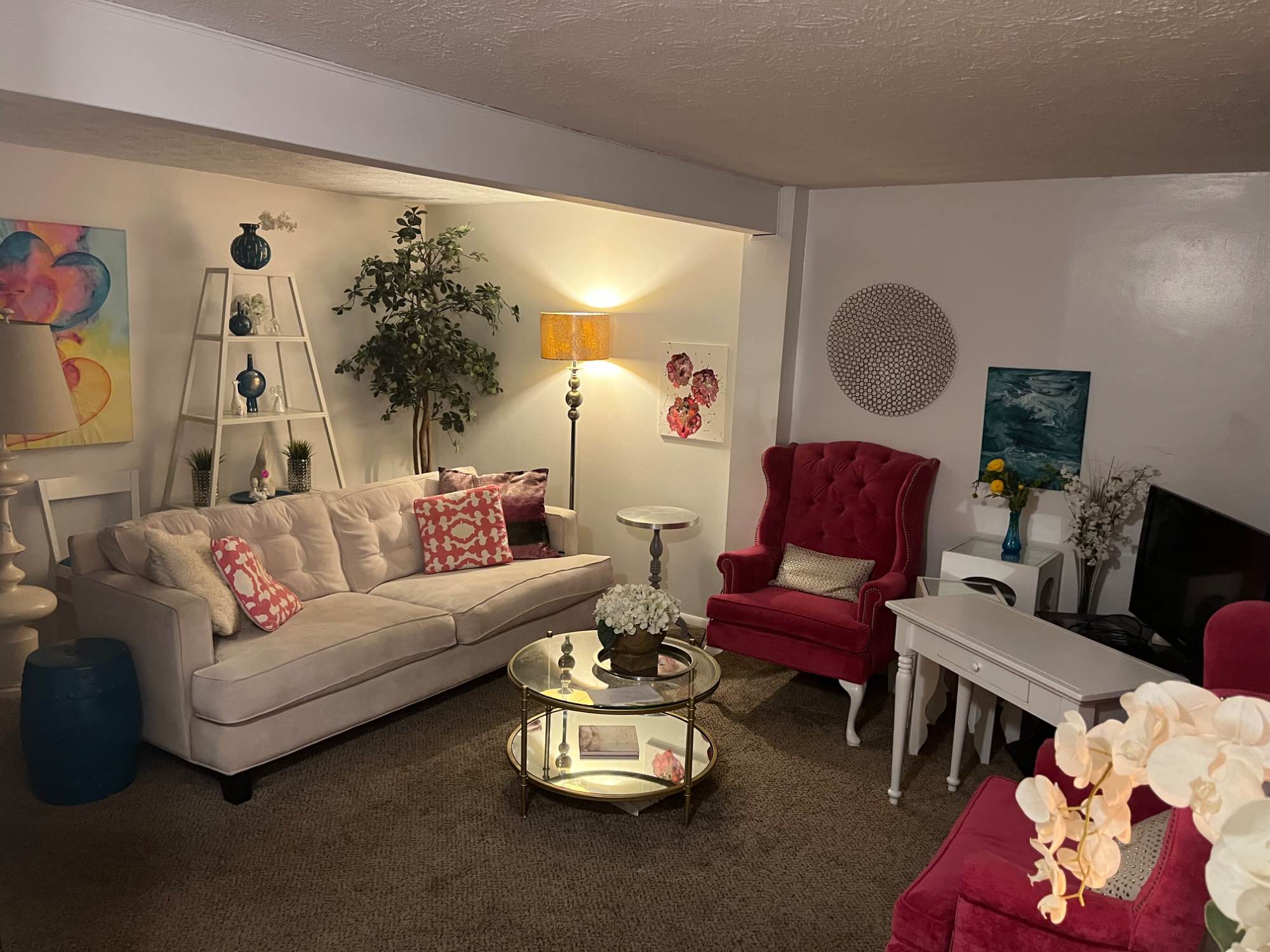 I work a lot. Very Clean. Am an Interior Designer ~ this is a cute place. No pets due to allergies- sorry. Open lifestyle. You will have the whole furnished top floor and shared main floor (mainly just share the kitchen I live in the lower level) living room and dining room barely used by me. My children are both grown and out of the house now.. love this space and do not want to move. Need a considerate roommate to share this happy home!