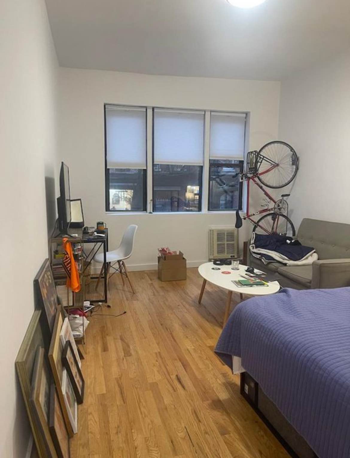 Looking for someone to take over current lease of my 1 BR apartment . It's on the 2nd floor of a 3-story building, so you get some privacy. The place has wood floors in living area and bedroom. High ceilings, making it feel comfy and open, plus you'll get plenty of natural light flooding in. Access to back yard for outside entertainment and gardening. Living here puts you right in the mix of lively scene, with parks, restaurants and bars nearby.
Apartment is 1 block away from the train. Lived here for over 5 years and absolutely love this apartment and neighborhood.

Seeking someone that is easy-going, clean and transparent.

Message to schedule!