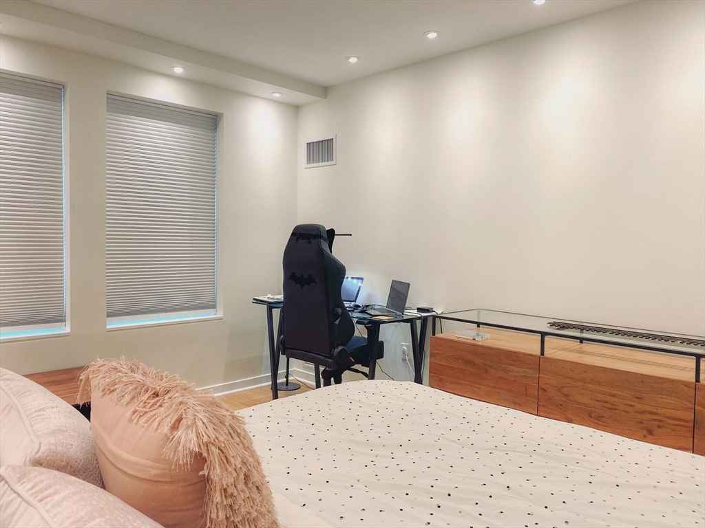 Cozy One Bedroom Apartment Available Now!
Seeking a comfortable and convenient place to call home in Anahiem? Look no further! This charming one-bedroom apartment offers a perfect blend of comfort and functionality.

Features:

Spacious bedroom with ample closet space
Bright and airy living area - ideal for relaxing or entertaining
Functional kitchen with essential appliances (details on appliances can be included if known)
(Optional: Include any additional features like balcony, bathroom amenities etc.)
Location:

The apartment is situated in a desirable neighborhood in Southeast Anaheim. Situated in a beautiful residential area in Anaheim, California. This apartment is conveniently located next to a wide selection of fine restaurants, shopping centers, schools, theme parks and entertainment destinations.  Our spacious one bedroom apartment home have been meticulously designed with your comfort in mind.

Rent and Contact:

Rent:  $1000
Interested in learning more or scheduling a tour? Contact Jeryrag@gmail.com today! Don't miss this opportunity to make this your perfect home.