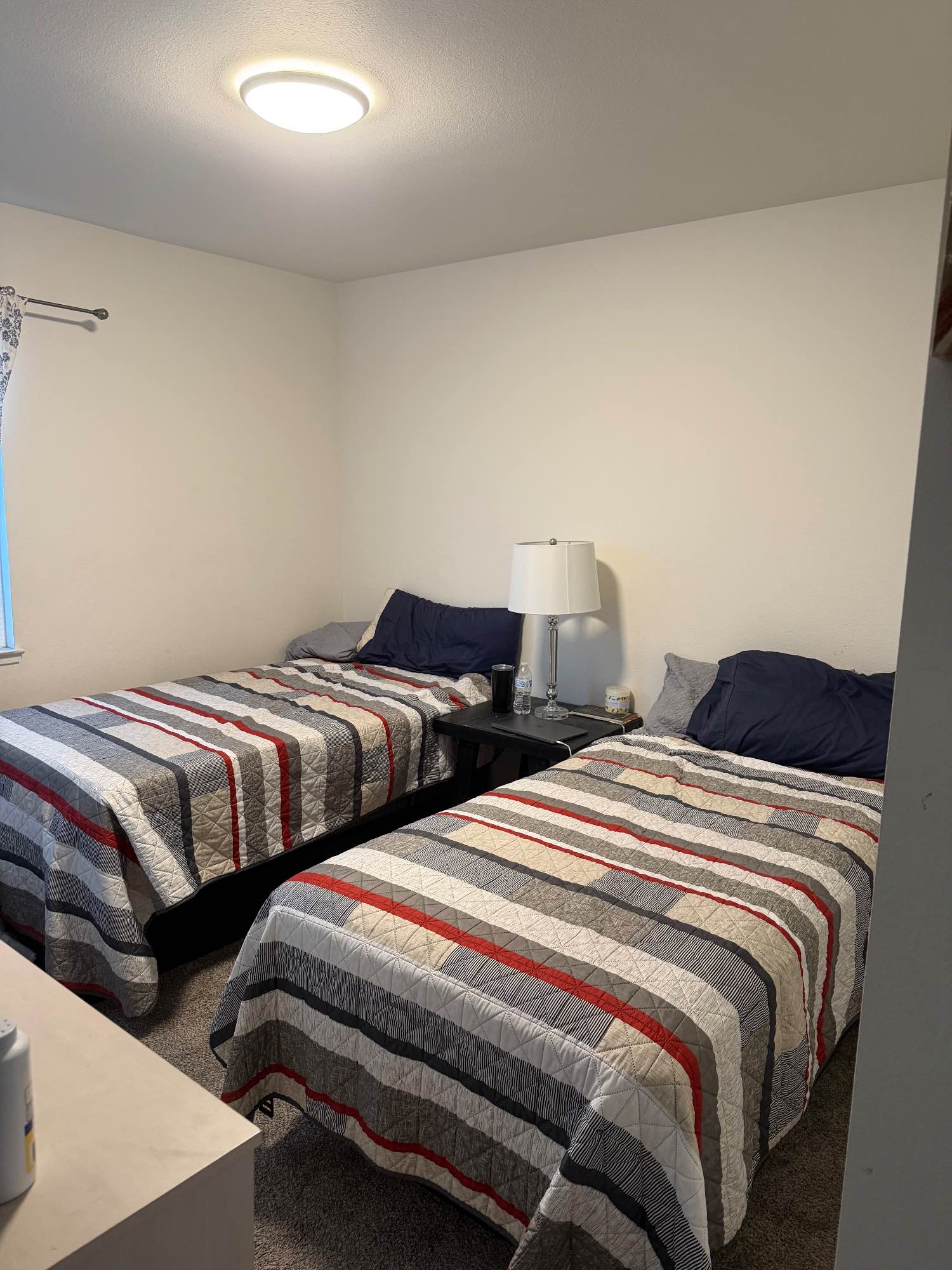 Mostly working or traveling
It’s a really convenient location in central Sparks, so everything you need—stores, restaurants, and public transport—is close by. It’s also helpful to know that having a roommate means sharing chores and keeping common areas tidy, which keeps the place nice for everyone