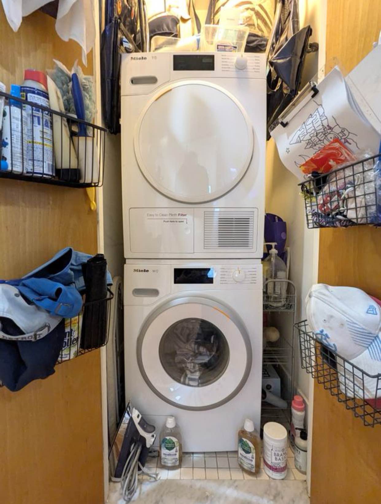 (YES, IT'S AVAILABLE)
Sunny & spacious apartment available  

You'll have the entire apartment to yourself, featuring a bedroom, a well-equipped kitchen, and a spacious living room.

A comfy and functional space for work and relaxation with a dedicated workspace and reliable Wi-Fi.
For your comfort, the apartment comes with 1 portable Air Conditioning unit and 1 window AC unit, a convenient portable washer in the kitchen, a Nespresso machine, a soda stream, and all the essential amenities you might need.
The living room features a 50' TV with Apple TV, offering access to popular streaming services like Netflix, HBO
Max, Hulu, and more, complemented by a Sonos Play 5 sound system.

Seeking someone that is easy-going, clean and transparent.

Thank you