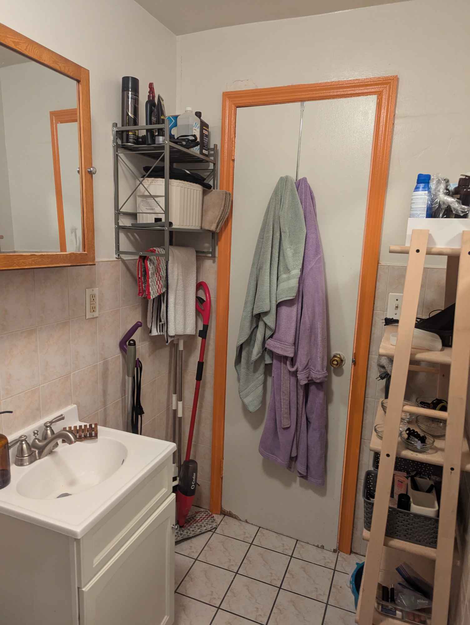 Southeast facing ☀️ corner apartment in 3rd floor walk up! 

This quaint 🌱 600 SQ ft apartment (230 SQ ft room) is small but a mighty💪🏼deal in a beautiful location 

Furnished (full bed + frame, common areas)
No pets
Must be 30+
45 year old male roommate (great guy!!)
No fully remote workers 
Must prove income 40x rent, 3 mo paystubs 

Roof access with views! 
Laundry one block away

Tidy minimalists welcomed 😎