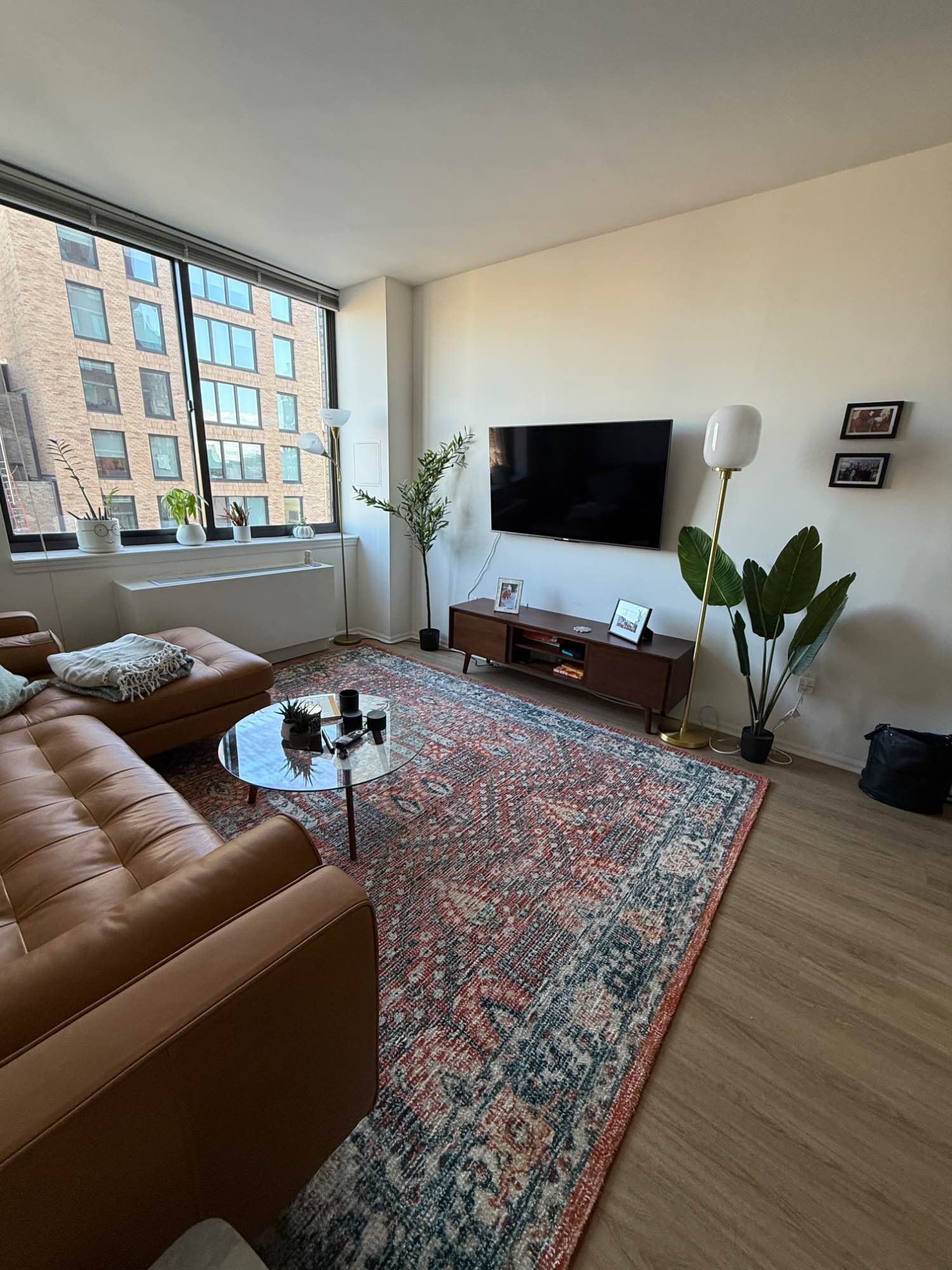 Looking for someone to takeover the lease for this beautiful, sunlit one bed one bath apartment in Brooklyn Heights (steps from Borough Hall and Court St stations, 5 minute walk to the Promenade and Downtown Brooklyn!). The lease ends July 28, 2026, with an option to renew. Apartment is in a managed building with a gym, patio (with grill), elevator, laundry room, and concierge. Dog friendly :)

I’ve loved living here for over two years but am sadly moving out of New York.