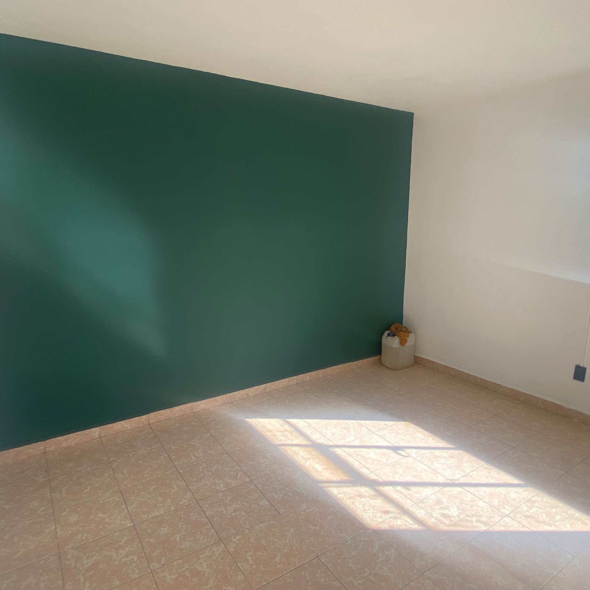 ¡Buscamos nuevx roomie!
Tenemos una habitación disponible con baño privado y pequeño estudio o armario. Cuenta con entrada independiente y acceso a todas las áreas comunes. Se encuentra en una casa en Narvarte Poniente, a una cuadra del centro comercial Parque Delta y la línea 3 del Metrobús.
Nos gustaría compartir espacio con una persona que disfrute de la convivencia y abogue por la comunalidad. De vez en cuando nos gustan organizar cenas, tertulias y cine-debates.
We are looking for a new roommate!
We have a room available with a private bathroom and a small study or closet. It has a separate entrance and access to all common areas. It is located in a house in Narvarte Poniente, one block from the Parque Delta shopping center and Metrobus line 3.
We would like to share the space with someone who enjoys living with others and values community. From time to time, we like to organize dinners, gatherings, and film discussions.