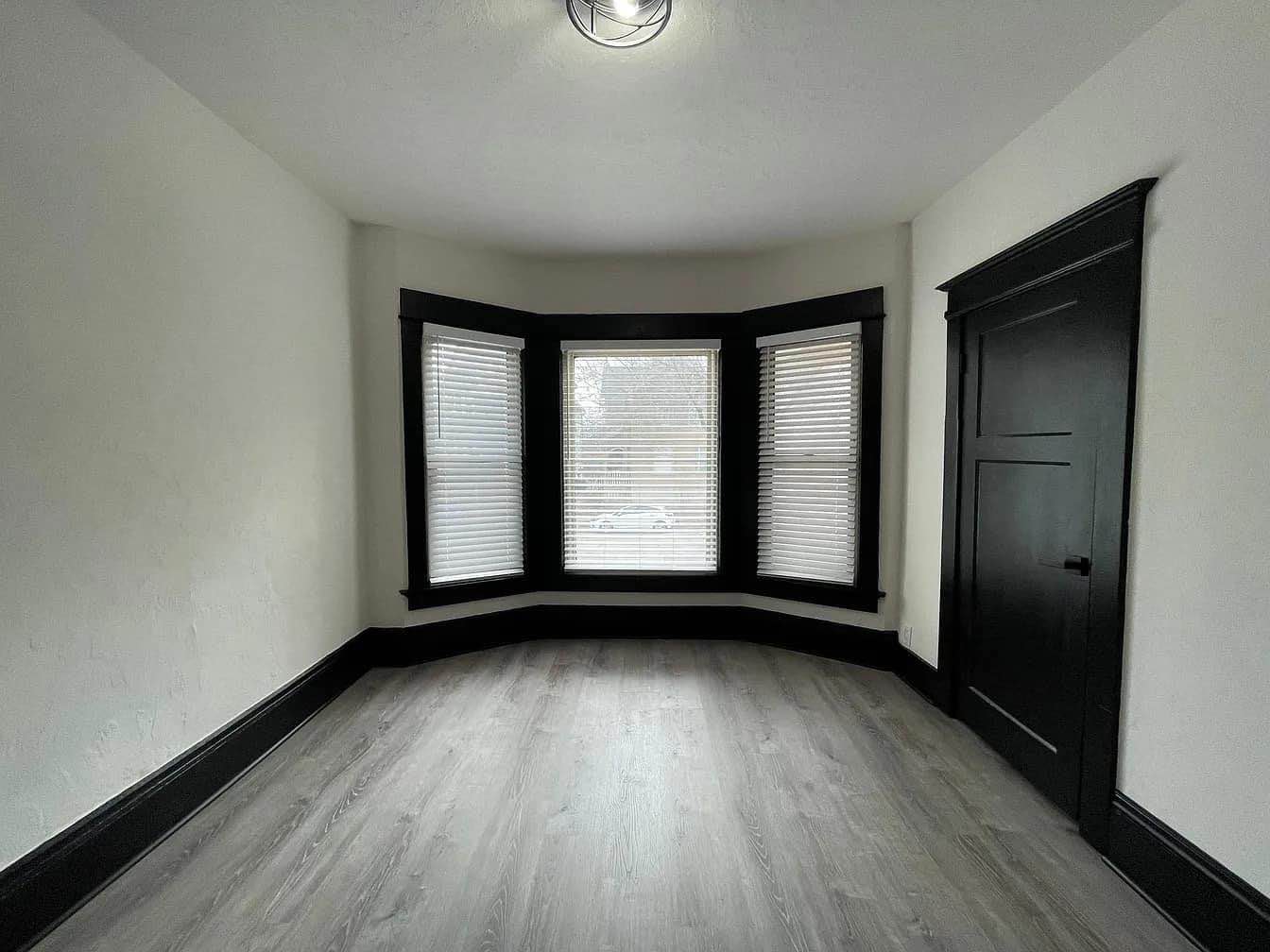 Newly renovated one bedroom apartment for rent Features with clean studio unit without utilities been paid. Hardwood floors, AC, Good closets space, Stove, refrigerator, washer and dryer, Parking available. Kindly drop your cellphone number for more details Or text the landlord directly contact  (386-968-3990)