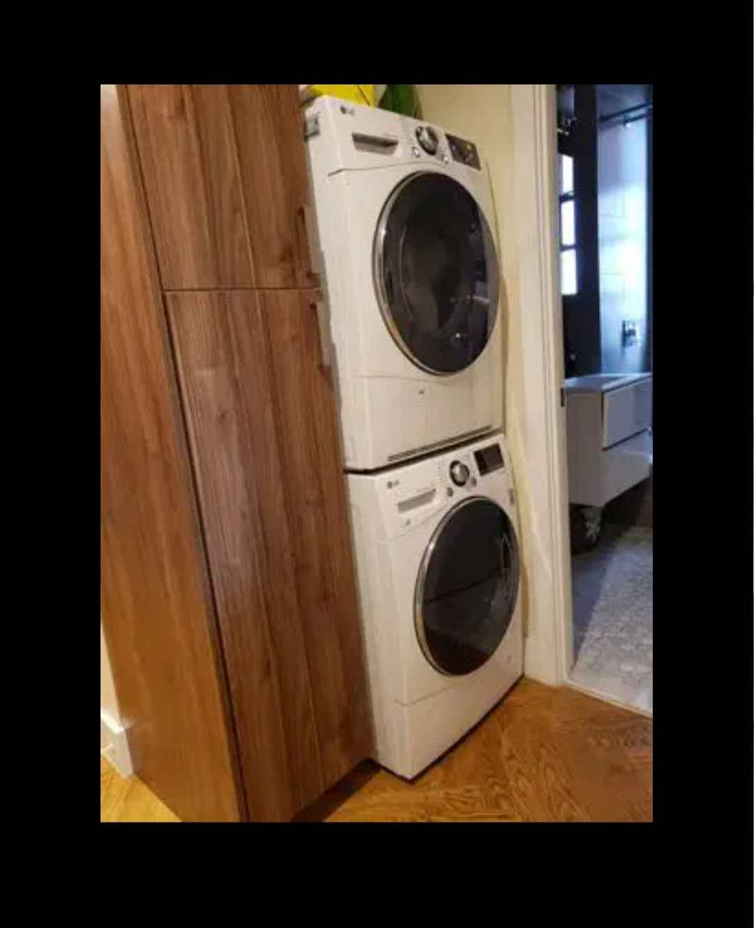 Hello! I'm looking for someone to take over my room in a beautiful 4br/2ba apartment right across the street from the Brooklyn Botanic Gardens!

About the Space:
- Room available is $1685/mo (includes water and heat)
- The bedroom can fit a queen bed, desk, and dresser. Includes two double closets.
- 2 bathrooms: one with a full shower/tub and the other with a walk in shower
- Washer and dryer in unit as well as in the basement
- Stainless steel appliances, gas stove, wine fridge, dishwasher, and microwave
- Pre-war building with elevator access
- Juliette balcony with views of the Botanic Gardens
- Nice large windows with western exposure. Lots of light in the living room
You would be jumping on a 12 month lease (ending Sept 14, 2026).