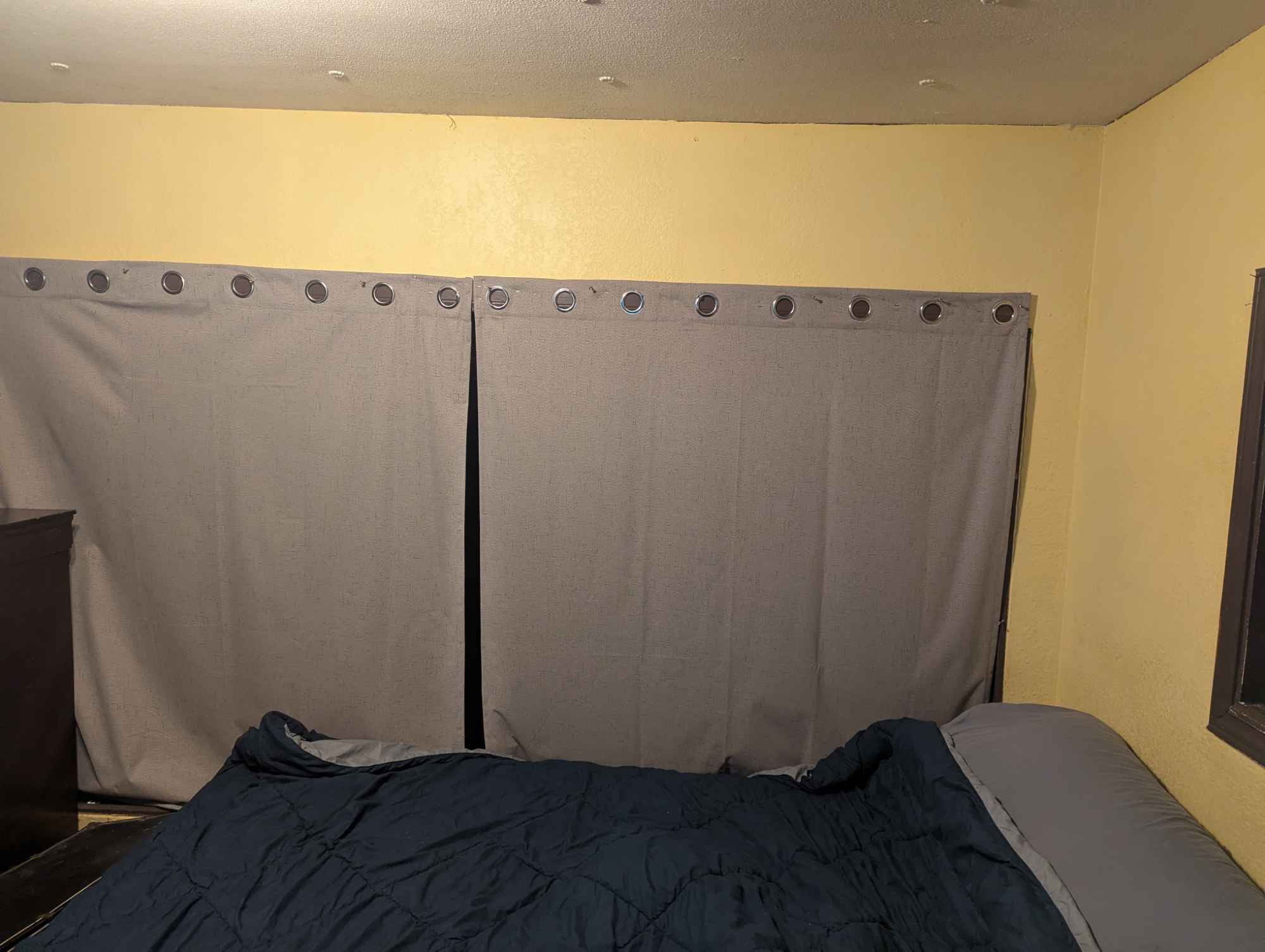 Looking for a responsible, clean, and quiet roommate to share a 2-bedroom, 1.5-bath home in a very quiet community near Santa Fe. You'll be joining a small, respectful group of neighbors on a private property with a total of six trailers. Parking is available right at the home.
The available room is the smaller of the two but features a beautiful bay window with curtains provided. You'll have your own private half-bathroom, while the main bathroom is a shared space. The home is secured with an alarm system for added peace of mind.
The shared living room and kitchen are equipped with all recently updated appliances, including a deep freezer, countertop dishwasher, air fryer, and coffee maker. You'll also have access to an in-house washer and dryer. All window AC units were updated between 2023 and 2025 for efficient cooling.
Rent is $550 a month, plus your share of utilities (power and internet). Water, trash, and sewer are all included in the rent. You'll also have on-site storage in a new shed provided by the landlady.
I work nights from home in a quiet call center and live with two friendly cats. I'm looking for a respectful roommate who is comfortable with pets. Please note: I cannot accommodate any additional pets.
Vaping is allowed inside the house, but smoking is permitted only outside.
If this sounds like a good fit for you, please reach out to tell me a little about yourself!