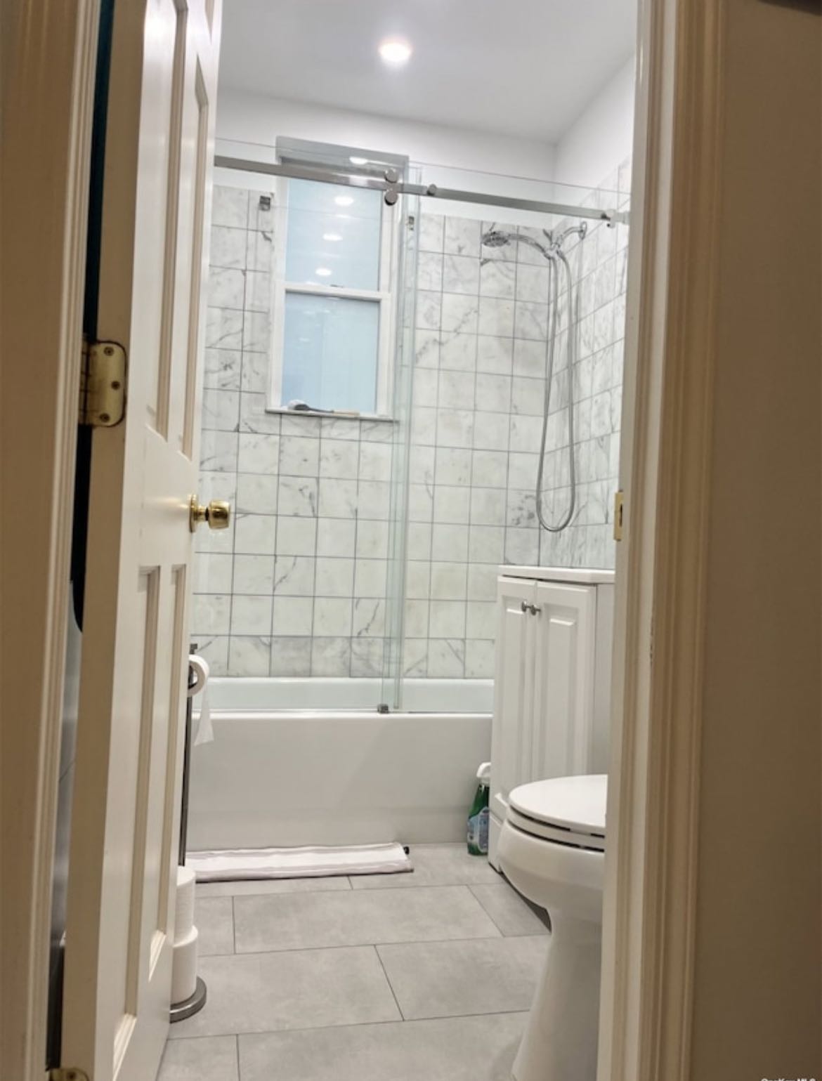 Beautiful studio apartment in a prime location available for rent. Ideal for singles or couples. For more information, please reach out to Habulgord@gmail.com!