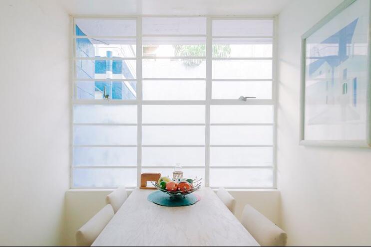 Amplia habitación con buen closet dentro de una casa grande de 3 plantas en una Privada Silenciosa y familiar. Cuenta con seguridad privada. Frente de Plaza Carso en Polanco, a dos cuadras de Antara, a espaldas de Costco Polanco, Chedraui y de la nueva embajada de EEUU. 

Todo lo que incluye:  

- Personal de limpieza para áreas comunes. 
- Dos terrazas con comedor y sala lounge. 
- Cocina integral con dos refrigeradores. 
- Internet fibra óptica de 300 MB. 
- Agua, luz y Gas incluido en la renta. 
- Cama Matrimonial con closet. 
- Cuarto de servicio con lavadora. 

Para productos de limpieza, papel, jabón para baños, jabón para la lavadora, mantenimiento general y cosas para compartir se pone un fondo de $500 pesos mensuales que se le entrega la persona de servicio. 

Requisitos: 

- 1 mes de deposito que se devuelve siempre que avises de tu salida con un mes de antelación. 
- 1 mes de renta de adelantado. 
- Estancia mínima 6 meses. 
- Pagar la renta en efectivo entre los días 1 y 3 de cada mes. 
- Presentar una identificación oficial y comprobante de ingresos. 

Nuestro Roomate Ideal. 

- Hombre o mujer profesional con trabajo fijo. 
- Amen@ y Divertid@
- Responsable y limpio. 
- No aceptamos parejas. 
- No aceptamos mascotas. 

La casa tiene 400 m2 y 6 habitaciones. El baño solo se comparte con una habitación. Si buscas un lugar amplio, con zonas comunes, seguro y tranquilo, en nuestra casa serás muy feliz.