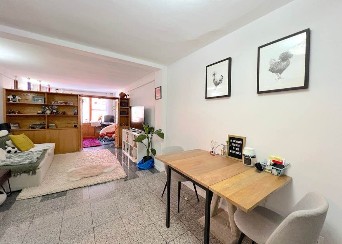 Hello, I have a one bedroom apartment available to rent for short term and long term. The apartment is just few blocks from all transportation and stores. The living room has a TV and nice couch (pictures to come), lots of natural light, a ton of storage space, and pets are allowed as long as they are well trained.

The bedroom comes with a/c, heating, a large closet and wifi. Some space in the kitchen and bathroom is available for temporary storage.

I'm currently working remotely full time. I'm a very chill, communicative, and clean person . Feel free to message me if you have interest it’s available, thanks! 

Message for more information and schedule!