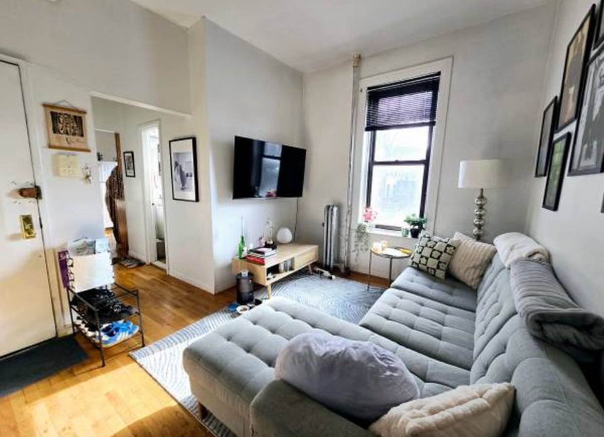 *Charming and sunny one bedroom apartment right near bustling Kingston Ave*
Massive bedroom with a tons of natural light, double exposure windows and a closet to match, ample living room with kitchen and bathroom off one end, and plenty of natural light!
Gorgeous hardwood floors throughout.
Couple minutes to Kingston-Throop C train.
Heat and hot water included
Nearby subway stations include: Kingston Av (2, 3, 4, 5), Kingston Throop Avs (A, C).
If you’re interested kindly email us with some information about yourself to expedite the appointment process mayagarlandd@outlook.com