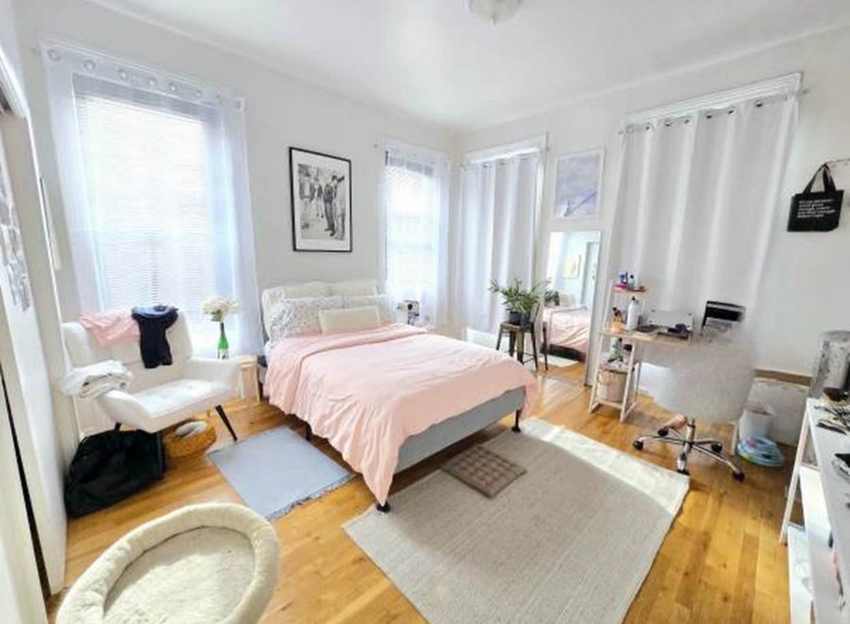 *Charming and sunny one bedroom apartment right near bustling Kingston Ave*
Massive bedroom with a tons of natural light, double exposure windows and a closet to match, ample living room with kitchen and bathroom off one end, and plenty of natural light!
Gorgeous hardwood floors throughout.
Couple minutes to Kingston-Throop C train.
Heat and hot water included
Nearby subway stations include: Kingston Av (2, 3, 4, 5), Kingston Throop Avs (A, C).
If you’re interested kindly email us with some information about yourself to expedite the appointment process mayagarlandd@outlook.com