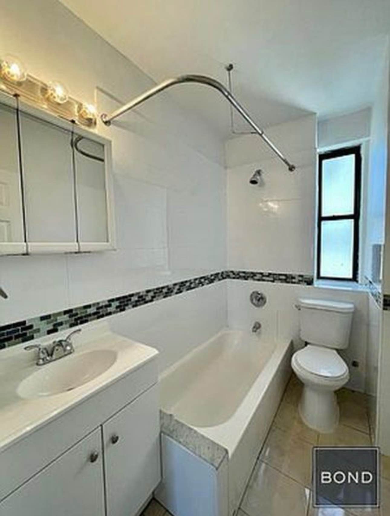 Hello! 

I am going to be moving out of state and want to find someone to take over my lease beginning for October, although I will be out by the end of Sept.

The apartment is a spacious 1BD, pet-friendly, and around the corner from the express A/C and 1 stop at 168 st. In Washington Heights. 

To qualify, you/your gurantor will need to pass a background check and make 40x the cost of rent! 

Please let me know if you or someone you know want to apply!
