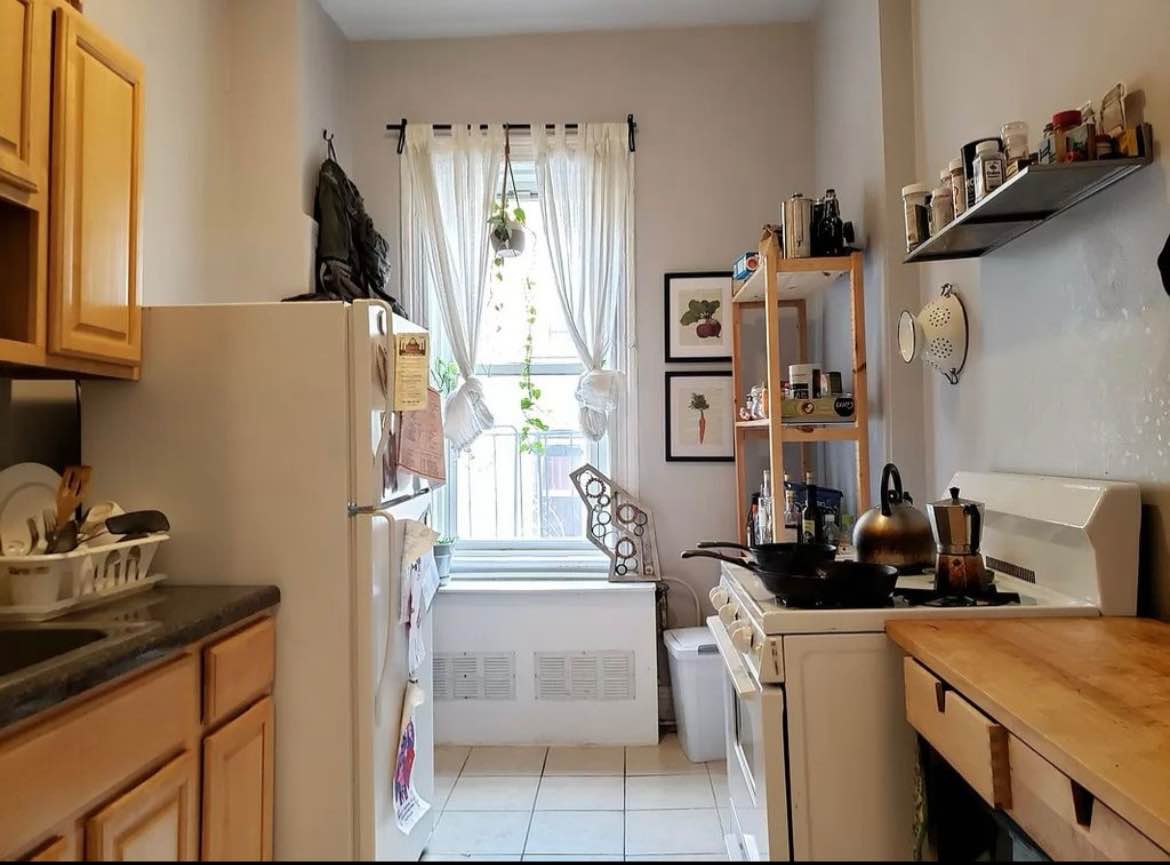 A cozy 1 bed, 1 bath apartment with hardwood floors, lots of natural light, and a modern kitchen. It's the perfect place for a city dweller looking for a comfortable and stylish home! The unit is a private fully furnished apartment that comes with all the full privacy that you needs 