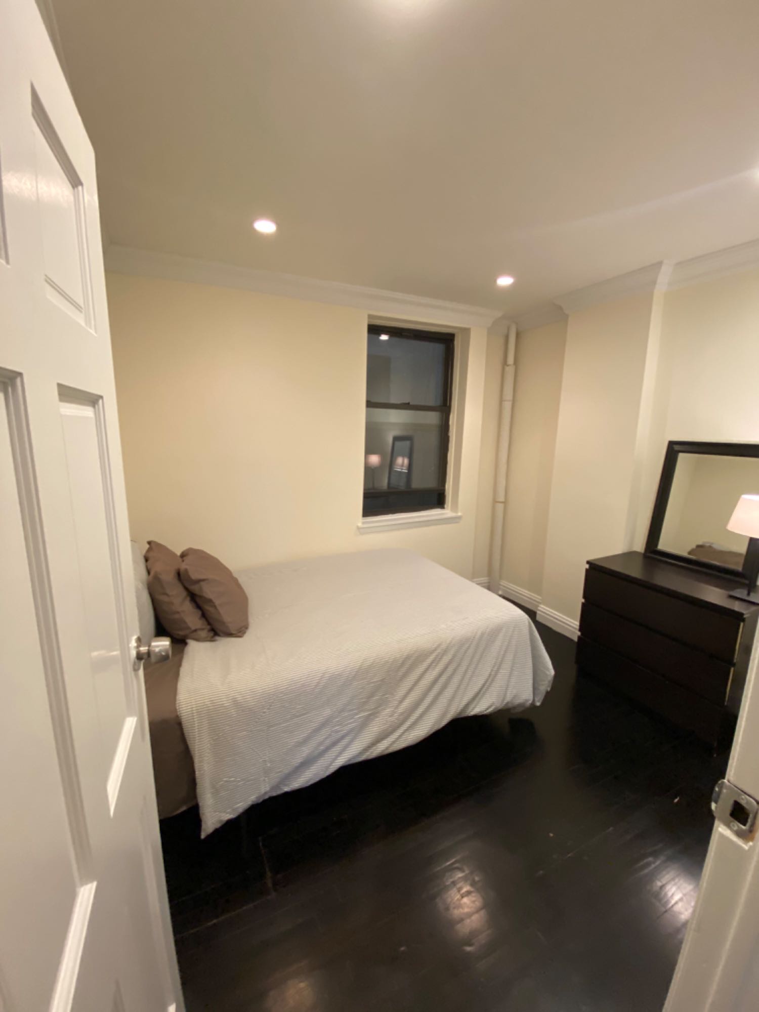 PERFECT FOR SUMMER in the CITY! 

AVAILABLE: ASAP: 1 month/MULTIPLE months -  PREFERABLY.

$2,500 - monthly for a 1 Queen Bedroom - FURNISHED - AVAILABLE for Rent In (a Clean 2 Bed-Room) Apt - Monthly/Winter (East Village)

Looking for a *Clean* Flat Mate!

Month by Month or for the Fall…

You could be a: student interning in the city for the summer to someone looking to establish routes.

This a 2-bedroom, one bathroom in the heart of East Village.

YOU GET A BRAND NEW, FURNISHED QUEEN SIZE BED!

Blocks away from great nightlife, dining, community events in a bright neighborhood.

Ideally looking for a considerate, mindful, spacially aware person to share my place with for the winter.

Someone who has things going on and maintains a good home space.

I have lived in this specific home for 3 years and I love it.

Open to month by month or summer (or longer, depending on who I select and how we get along).

What will be needed: security deposit.

Looking for flat mate/room mate: ASAP

Thank you,

Your Future Flat Mate!