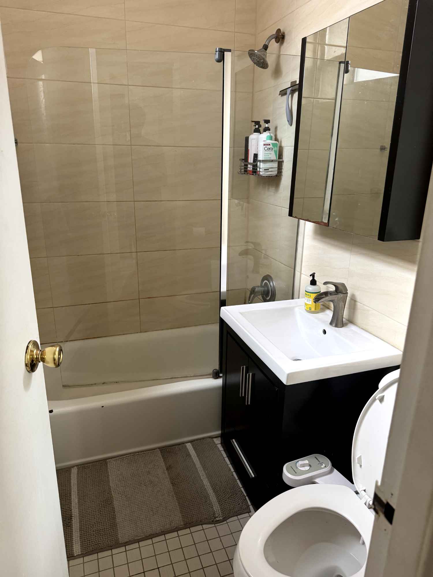 I am currently leaving my apartment in Hells Kitchen : ( (arround 44 and 10) I am hoping to find a replacement for my roommates who are staying in the unit. It is a 3 bedroom 1 bathroom on the top floor of a 5 story building with an elevator. There is laundry in the building and a target is literally across the street.
My roommates are 2 other gay men (30M and 27M) who have been living here for the past 3 years and would love another gay to join the lease! They both have Hybrid work schedules and go into the office a few times a week.
The room is approximately 14’ x 12’, east and street facing with plenty of natural light. There are two windows and a fire escape. The room has a full closet along the back wall.
The monthly rent of 1770 Rent will be prorated for August depending on your preferred move in date or the lease will begin 9/1/25. Note the earliest move in can be 8/10/25. The new rent as of 10/1/25 will be $1875 and the lease will be one year.
Furniture (optional):
Available for purchase at a negotiable price, just let me know what you’d like to keep. Items include:
• Queen bed frame + mattress (recommend replacing mattress)
• AC window unit
• Three desks
• Dresser
The furniture is functional but not high-end, so feel free to bring your own if you prefer. Feel free to contact me at tkieltyka18@gmail.com to discuss.
Security deposit is $1,600, which will need to be paid directly to me.