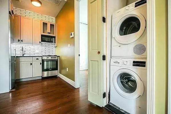 In-Unit Laundry, 2 Min from L Train
Move-in date is flexible, ideally early November — the room is currently vacant.
Sublet or lease takeover until May 31st, with the option to renew.
The apartment is a 3-bedroom, 1-bath with in-unit laundry!
You’ll be living with two women (26 & 30) who both work 9–5. We’re pretty easygoing and looking for someone tidy, friendly, and reliable.
⸻
Details:
• 💰 Rent: $1,650/month
• 💵 Deposit: One month’s rent
• 🔌 Utilities: Not included (average ~$150/month per person)
• 🚆 Location: 2-minute walk from Montrose Ave (L train)
• 📏 Room Size: 10’10” × 8’4”
• 🧺 Laundry in unit
• 🏳️🌈 LGBTQ+ friendly
⸻
Landlord Requirements:
• Monthly income of $3,306+ (net)
• Credit score 600+
• No guarantor accepted
⸻
✅ Great location — quiet block but close to restaurants, coffee, and nightlife
✅ Perfect for young professionals