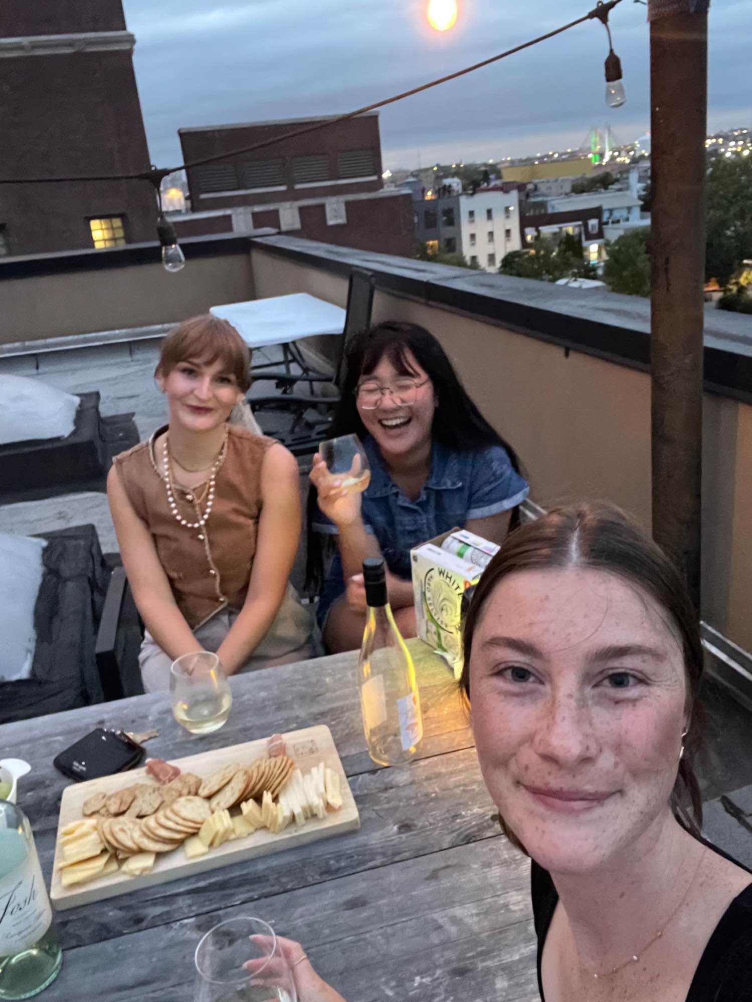 In-Unit Laundry, 2 Min from L Train
Move-in date is flexible, ideally early November — the room is currently vacant.
Sublet or lease takeover until May 31st, with the option to renew.
The apartment is a 3-bedroom, 1-bath with in-unit laundry!
You’ll be living with two women (26 & 30) who both work 9–5. We’re pretty easygoing and looking for someone tidy, friendly, and reliable.
⸻
Details:
• 💰 Rent: $1,650/month
• 💵 Deposit: One month’s rent
• 🔌 Utilities: Not included (average ~$150/month per person)
• 🚆 Location: 2-minute walk from Montrose Ave (L train)
• 📏 Room Size: 10’10” × 8’4”
• 🧺 Laundry in unit
• 🏳️🌈 LGBTQ+ friendly
⸻
Landlord Requirements:
• Monthly income of $3,306+ (net)
• Credit score 600+
• No guarantor accepted
⸻
✅ Great location — quiet block but close to restaurants, coffee, and nightlife
✅ Perfect for young professionals