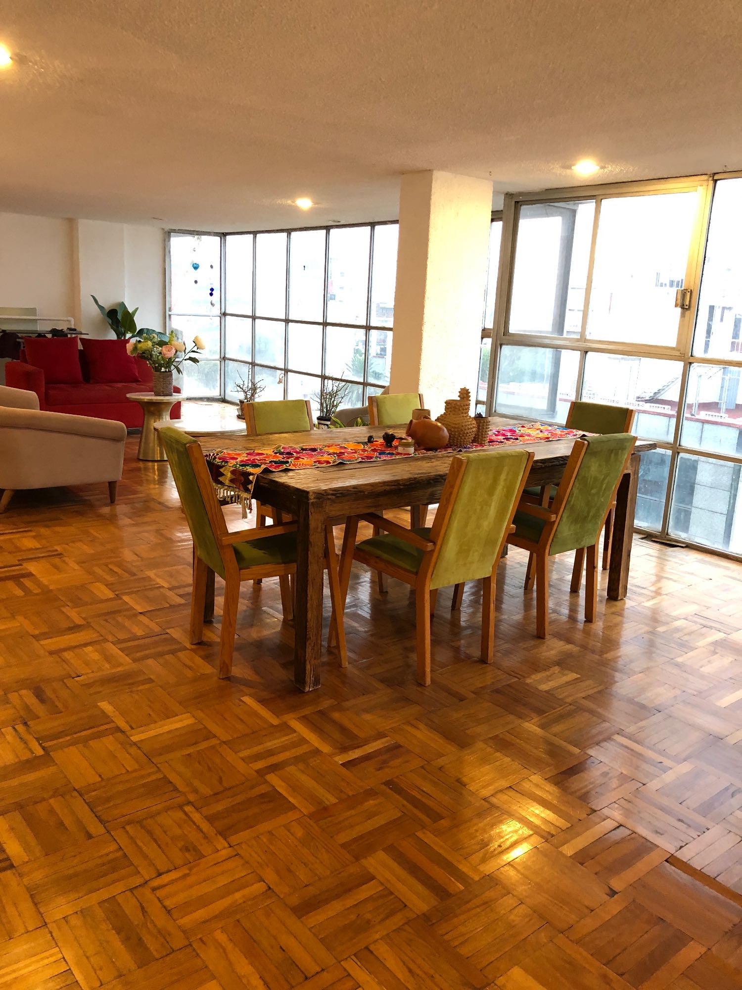 Somos dos roomies relajadas, disciplinadas, respetuosas y limpias.
Amantes de la buena vibra!
Buscamos a una tercera persona que le guste la sana convivencia, un ambiente tranquilo pero sin olvidar los acuerdos al compartir una vivienda.
También sabemos pasarla bien.