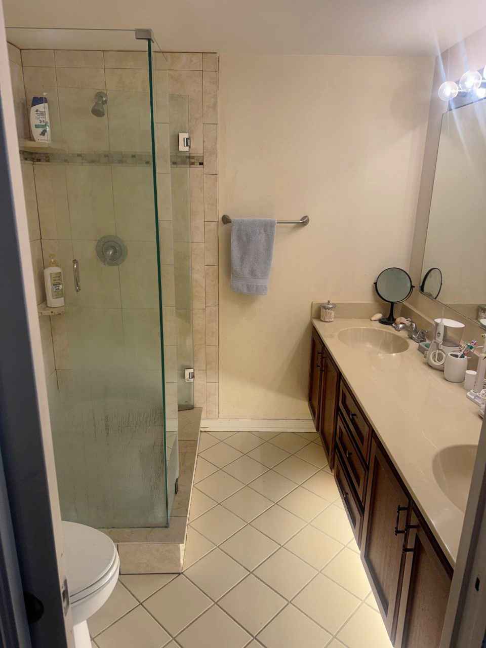 $1100/mo - Master Bedroom with Private Bath in West Palm Beach (Available May 1)
🛏️ The Room: Unfurnished master bedroom on the 2nd floor with an attached private bathroom and walk-in closet.
🏡 The House: 2 bed / 2.5 bath townhouse with a pond view. New fridge, stove, microwave, washer, and dryer. Includes 1 assigned parking space. (Note: 4 pictures were edited with AI to remove my current roommate's furniture).
💰 The Cost: $1100 rent + $22.50 internet + ~$50-70 electricity per person per month. (No other hidden monthly fees!). There is a 1-time $500 HOA application fee.
📍 Location: Villages of Sandalwood Lakes South (Very close to I-95). The community has a pool and multiple tennis & pickleball courts (you can look up Perini Park on the maps).
📋 The Details: 12-month lease starting May 1st (possible early move-in April 27). No pets or smoking. Need to be able to pass a background & credit score check to be approved by the HOA and landlord. The HOA background check takes a few weeks, so I am looking to finalize things by early April.
👤 About me: I’m a mid-20s engineer working full-time. I am very quiet, clean, and a light sleeper. I am ideally looking for a fellow professional in their 20s or 30s who works a similar daytime schedule, can maintain cleanliness, and is considerate of others.

If you are looking for a calm, clean, and stable living situation, please reach out!