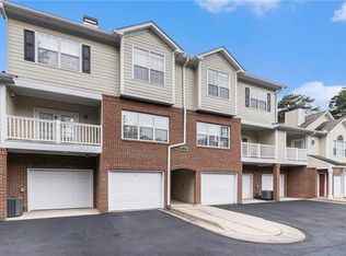 Looking for a clean, responsible female roommate to share a spacious 3BR townhome in a quiet gated community near The Battery and Truist Park in Smyrna, GA. Prime location with quick access to I-285, I-75, shopping, dining, and entertainment.
About the Home:
Fully furnished common areas (living room, kitchen, dining room)
Your private bedroom is unfurnished (a twin bed is available if needed)
You’ll have access to one large private master bathroom with a shower/tub combo
One of the three bedrooms is off-limits and used for owner storage
Washer/dryer in unit
Central A/C and heating
Garage parking space included
Community pool access
Secure gated entry
Ideal Roommate:
Female only
No couples
No pets
Must have stable income/employment
Clean, respectful, and easy to communicate with
Rent & Details:
$1,100/month + half of utilities (approximately $100-150/month)
Security deposit: $550
Available for video chat and live video tour before scheduling an in-person meeting
If interested, please reply with a short introduction and some details about your job and lifestyle. Serious inquiries only—thanks!