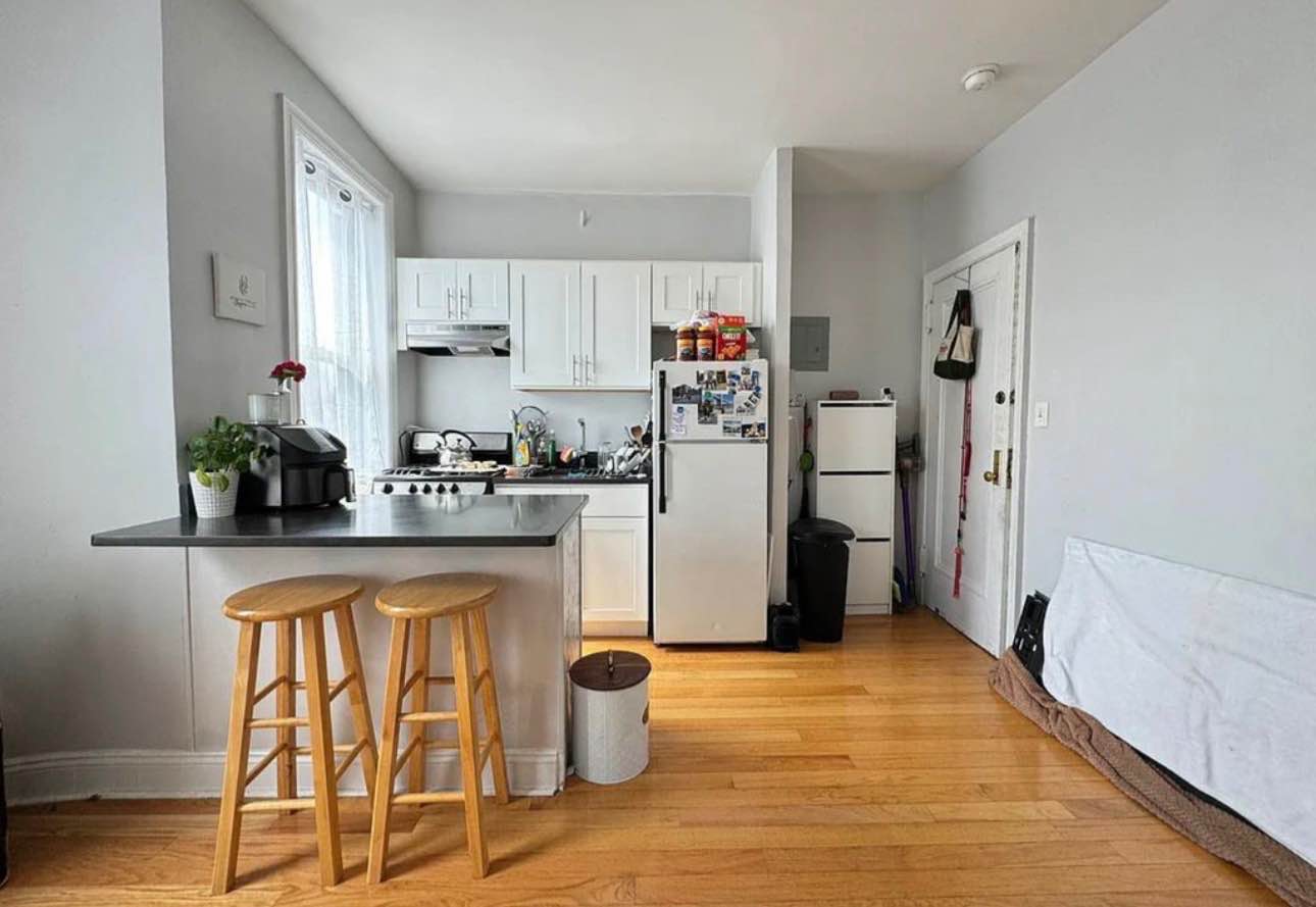 I’m looking for someone to take over my lease in my lovely apartment. Please kindly reach out to me if you are interested to schedule a viewing.