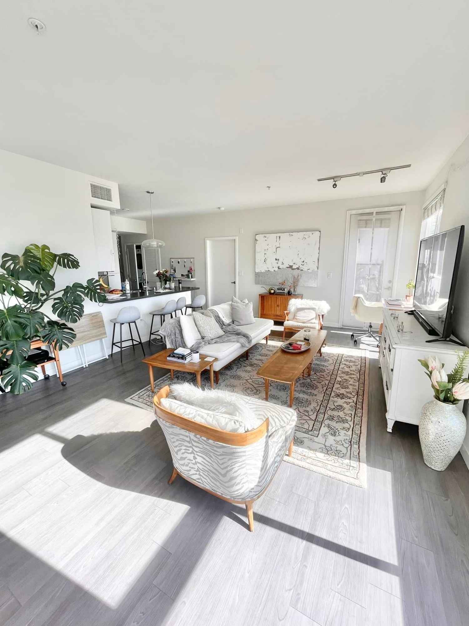 One bedroom available late October / early November! Furnished or unfurnished. $1590 per month plus utilities and garage parking.

Amenities include pool, hot tub, gym, screening room!

My roommates and I are looking for someone to take over one of the bedrooms in our 3 bedroom / 2 bath apartment, as I'm moving back to Australia. Apartment is corner unit and gets TONS of natural light. You'd have your own quiet room and shared bathroom with another girl.

We are looking for a gal / person also in their early 30s (or late 20s). Ideally someone clean, kind, fun. No pets please. Both roommates have lived in LA for over 5 years so we'd like someone else who is also established here.

Our building is incredible! Pool, gym, fire pit, yoga studio, security, and right above a Sprouts supermarket. 1 block from Target and a very walkable neighbourhood.