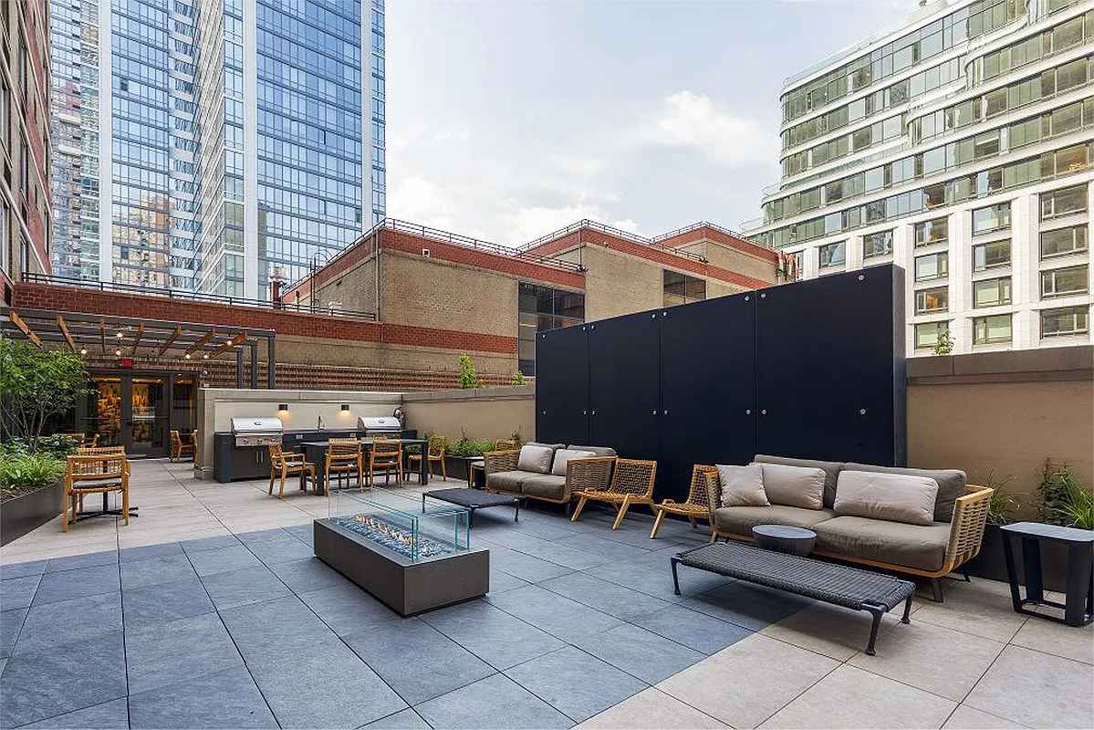 Hey all! I have a master bedroom with private bath available in a spacious, light-filled Hell’s Kitchen apartment.
✨ Building highlights:
Doorman + elevator
Fitness center, pool, sauna
Multiple outdoor spaces (garden, patios, roof deck, terrace)
Laundry, bike storage, garage, storage rooms
Pet-friendly
✨ Apartment details:
Renovated, with excellent light and water views
Private balcony/outdoor space
Living areas fully furnished with stylish decor
Bedroom can come furnished or unfurnished (some free/discounted furniture available)
💲 Rent: $2,900/month
📅 Move-in: mid-October or November
Overall: clean, modern, secure building with top-notch amenities. Preference for a woman for this room.
Message me with a little about yourself if you’d like more info!