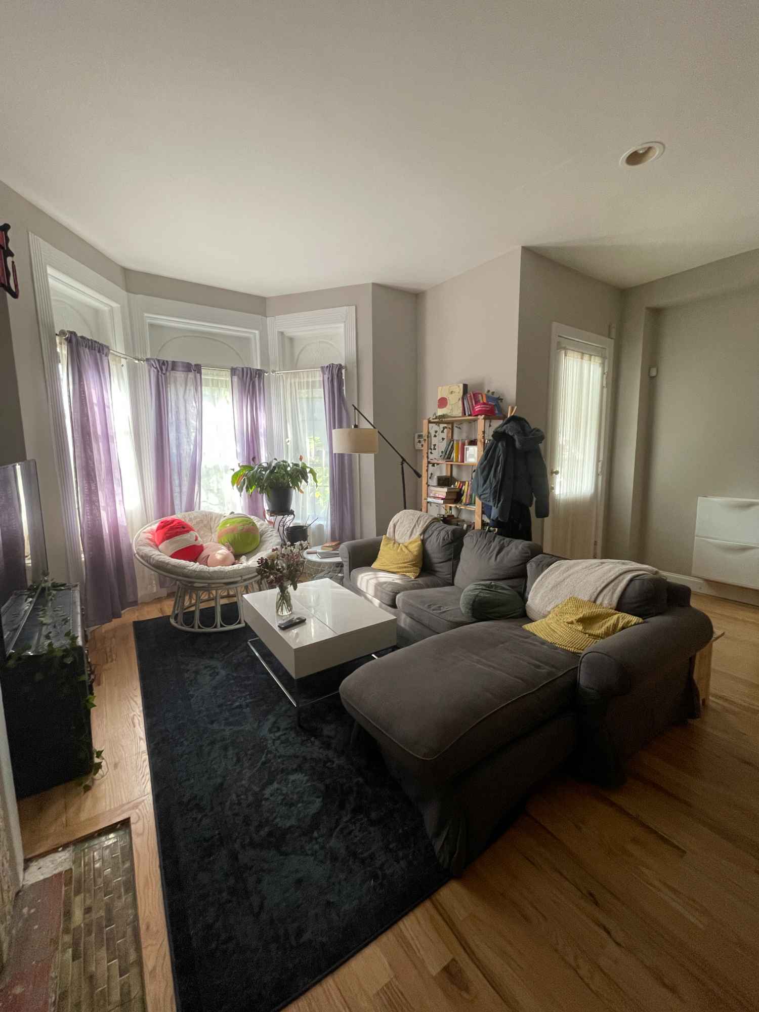 Large Sunny Bedroom in Bushwick | Available Oct 1
The Space:
-Location: 5 min walk to L train at Wilson Av and 2 blocks from Irving Square Park!
-Rent: $1,200/month + utilities (~$100/mo)
-Room: Bright unfurnished bedroom with gorgeous bay windows + shared bathroom with one other roommate
-Move-in: October 1st
-Amenities: In-unit washer & dryer, dishwasher, huge open layout living and dining space, lots of natural light
What We Offer
- In-unit washer/dryer
- Large, well-equipped kitchen with reverse-osmosis water filter
- Spacious, furnished common areas
- Super responsive landlord
- High-speed Verizon internet
About Our Home
We share our space with Hunny, our house dog and furry security system! 🐕
Important note: One of our roommates has a severe nut allergy, so our kitchen is conscious of cross-contamination
Who We're Looking For
- Femme in their mid to late 20s
- Clean, communicative, considerate of shared spaces; willing to contribute to household responsibilities split equally among roommates
- Interested in being a part of a friendly, long-term living situation; we try to hang out together and get dinner, see a movie, etc about once a month so would love someone who’s open to that!
About Your Future Roommates:
Ash (27): recent NYC transplant from Austin, TX! Works from home in tech. Current joys include cooking, yoga, and local political organizing (looking for a canvassing buddy!)
Liv (24): also a recent NYC transplant, but from New Jersey (NYer by proxy?)! Works remotely as a copywriter in advertising/branding. Hobbies/Interests are traveling, anime, photography, dancing salsa, and exploring the city!
Rav (21): Bronx native who recently moved back to the city to explore the wonders of Brooklyn! I currently work as a café attendant in the UWS. My hobbies/interests include DJing (very Bushwick of me lol), art, fashion, reading, and trying new restaurants/food joints around the city (big foodie!)
Landlord Requirements
- Must pass a background check and provide proof of income (30x rent or a guarantor)
- $1,200 security deposit
If we seem like a good fit, let’s chat and we can schedule a time for you to come see the space in person!
Video of Room: https://drive.google.com/file/d/1TFHONulGj2lvib_ITtmGsCD3q0hMcZH-/view?usp=drivesdk