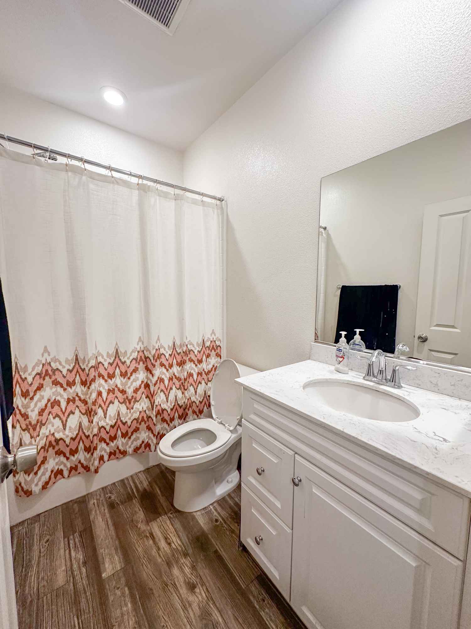 Beautiful, modern, room in new build  house available Sept 1, 25’

Centrally located in downtown  Downey, within walking distance of  Portos Bakery, and just a few minutes drive from several major freeways like the 5, 605, and 105 freeways.  Its a great location for a professional who commutes to work and enjoys an active lifestyle.

My wife and I are  business professionals and live a healthy, active lifestyle. The home was built in October 2018 and it has 4 bedrooms and 3.5 bath.  

We're renting out our extra room.  It’s a private room with a shared bathroom and also shared living room/ kitchen.  Its for an individual person and we don’t allow kids/ couples/ other pets/ drugs or smoking.

Message us if you are interested!  It really is a great place and will be a wonderful living situation for the correct individual!

House: $1000 + utilities
1800 sq. ft
-Great for professionals
-Centrally located between LA/OC
-AC/ Heater/ Laundry all in unit
-Has A Parking Spot next to house
 