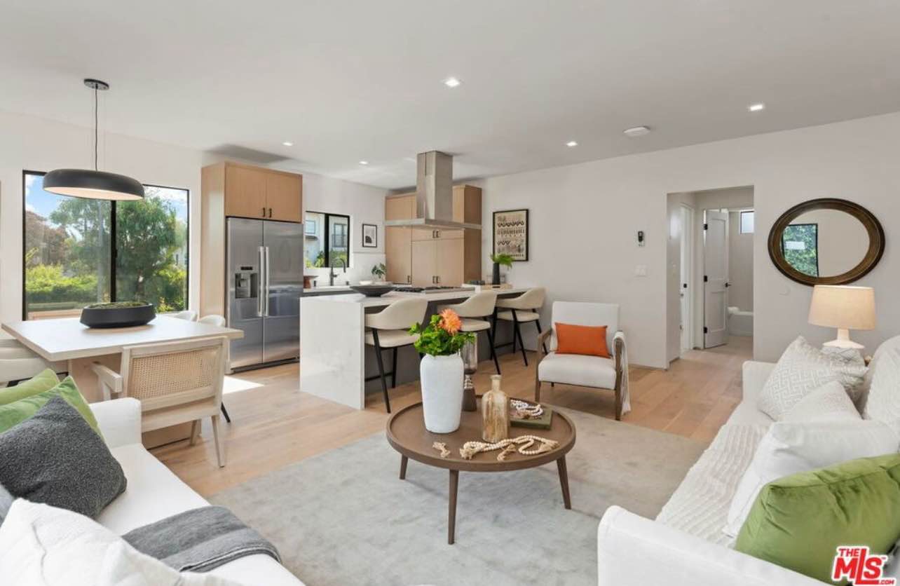 Looking for a clean and considerate female roommate to share a nice remodeled condo in West Hollywood. Unit has washer and dryer in unit and each room comes with a private gated carport parking spot. The entire condo is furnished. The room available has a small desk with chair and full bed. This space is ideal for working professionals that would like to retreat to a safe and lovely modern aesthetic vibe.