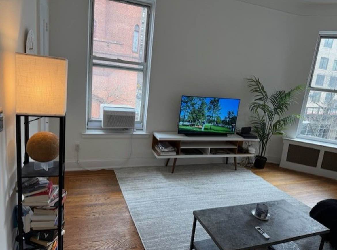 Bright, spacious apartment in Queens’ greenest spot. Modern kitchen, big closets, shiny hardwoods and huge windows. Quiet leafy street near Cunningham Park, great eats, quick Manhattan buses. Shared laundry room and parking available. Peaceful vibes and city access. DM to see it!