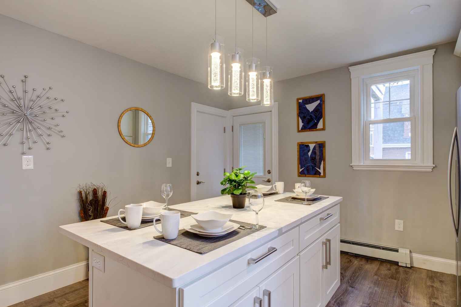 We have a lovely one-bedroom live-out landlord apartment available. Suitable for a quiet and reliable tenant. Email Jeryrag@gmail.com for details!