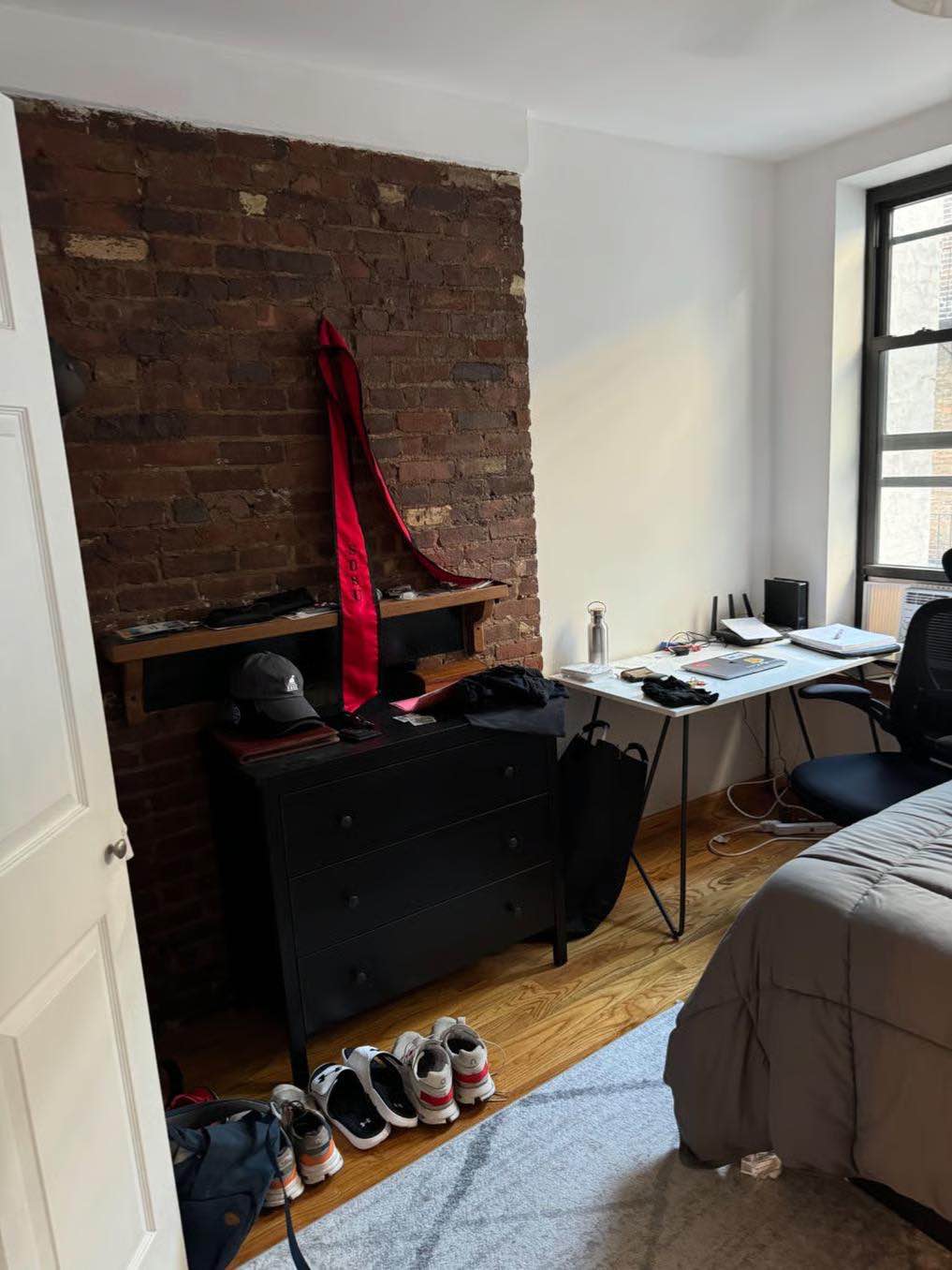 I’m offering a well-maintained, cozy, and fully private studio located in a quiet and safe neighborhood. The unit features an open and airy living space with plenty of natural light, a kitchenette equipped with essential appliances, a private bathroom, and a separate entrance for your convenience.
Utilities can include water, electricity, and WiFi (as arranged). This space is ideal for a single professional or student looking for a comfortable, low-maintenance place to call home.
Parking is available, and the location offers easy access to nearby shops, restaurants, and public transportation for added convenience