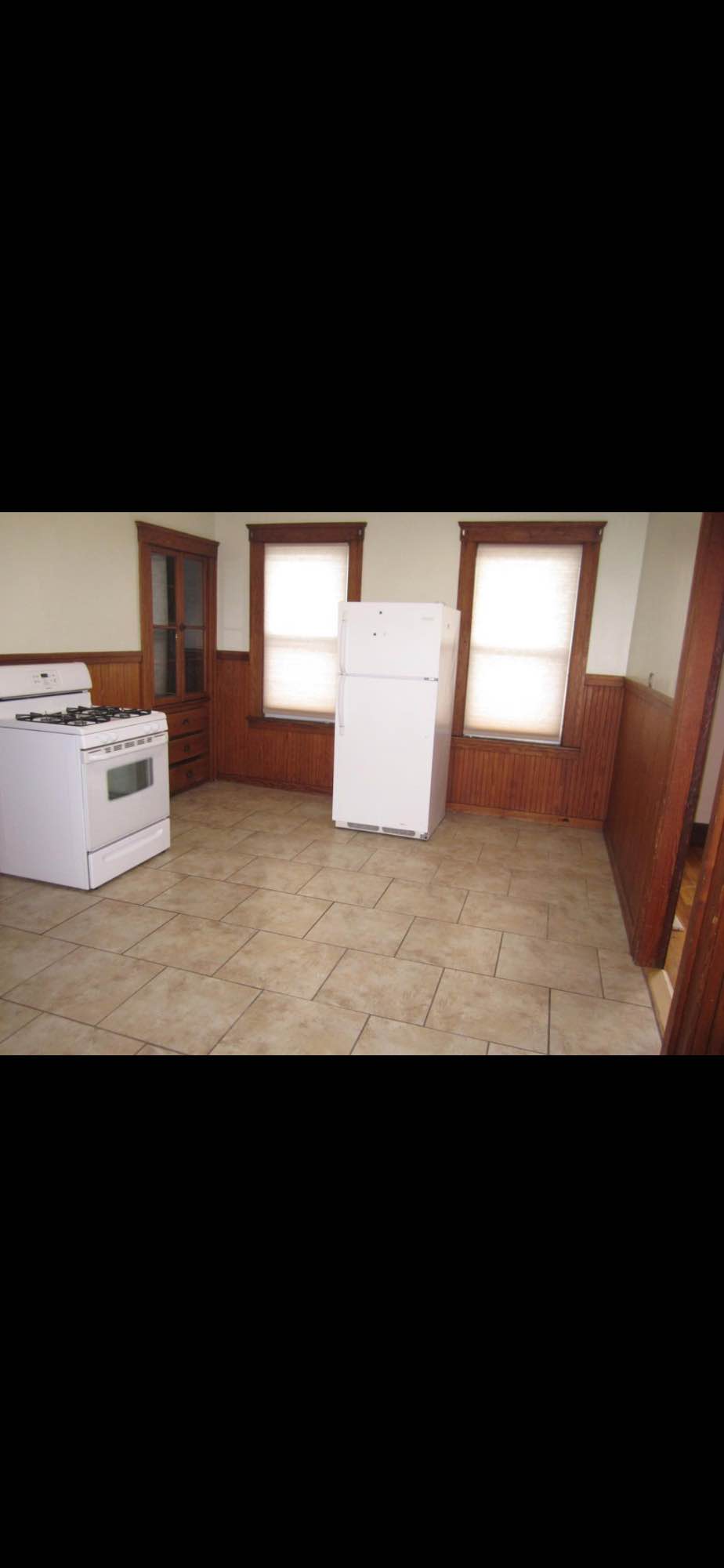 We are 41 and mid 30s y/o professionals, who’s are looking for a third roommate. The person would have their own private room with full access to all the apartment's amenities (in unit washer and dryer). We will split all utilities equally. The person must like cats. 

Somos profesionales de entre 41 y 35 años que buscamos un tercer compañero de piso. La persona tendrá su propia habitación privada con acceso total a todas las comodidades del apartamento (lavadora y secadora en la unidad). Dividiremos los gastos a partes iguales. A la persona le deben gustar los gatos.

This is a three bedroom, one bathroom apartment with a living room, dining room and kitchen. Washer and dryer are located within the unit by the kitchen. 

Se trata de un apartamento de tres habitaciones, un baño, sala, comedor y cocina. Lavadora y secadora se encuentran dentro de la unidad por la cocina.