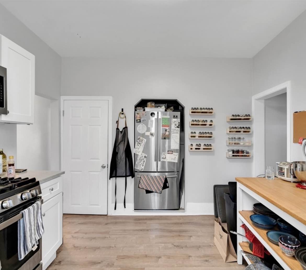 Cozy one bedroom apartment for rent! Interested parties, please email Canhxozz AT gmail. com for more information.