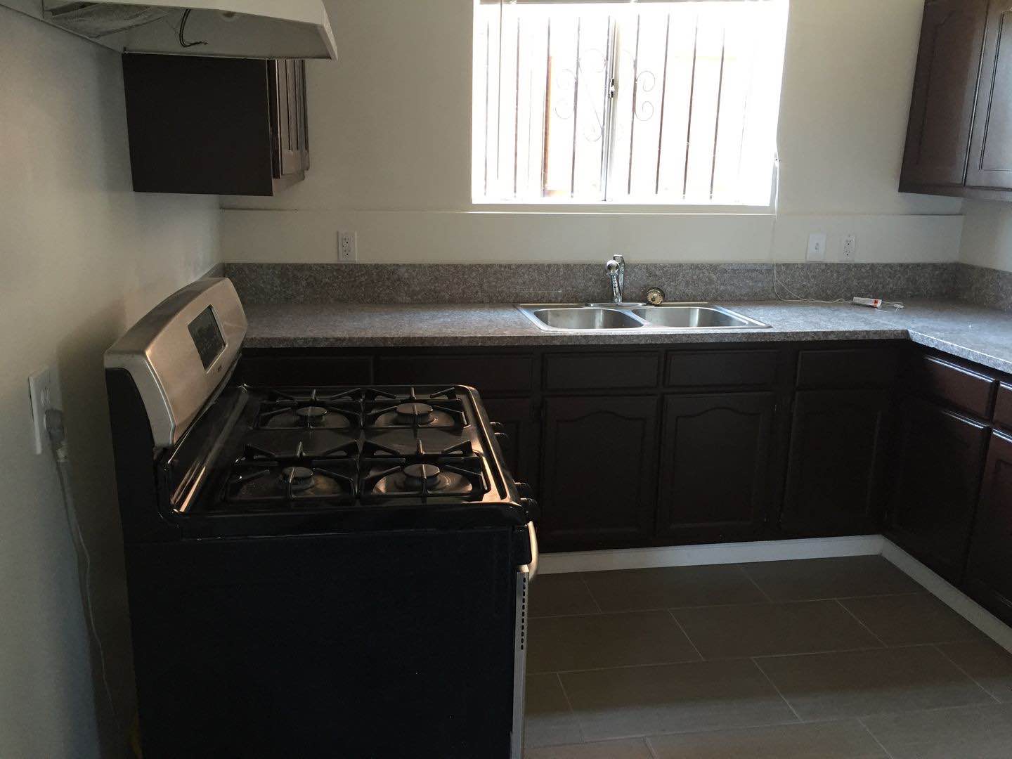 3+1=Freshly painted /fully renovated/1st floor/Tile/New Hardwood floors/granite count

Welcome to 7404 S. Western, a charming 3-bedroom, 1-bathroom apartment located in the heart of Los Angeles. This cozy unit features a gated entrance for added security and peace of mind. The kitchen comes equipped with a stove, garbage disposal, and fridge, and Granite Counters, Hardwood floors+Tiles.

With its convenient location and essential amenities, it is the perfect place to call home in the bustling city of Los Angeles. Located in South Los Angeles/Hyde Park-Near The Forum, LA Rams Stadium, LA Live. Nearby freeways (110, 105, 91, 405. Public transportation (MTA , Metro Rail), Public and Charter Schools (K-12), Community Colleges. Near local grocery stores (Ralph's and Superior)