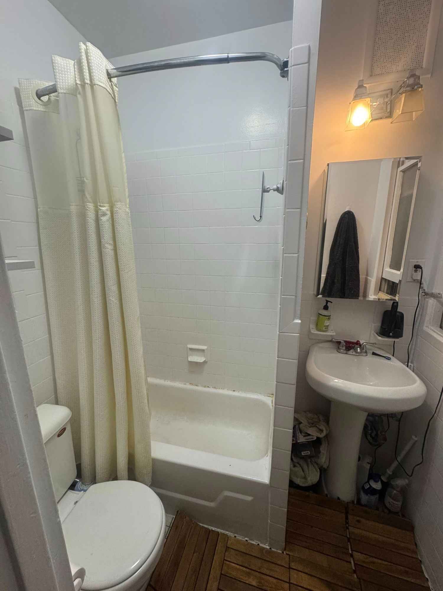 Greenwich Village Studio Sublet Opportunity: December 1st - February 28th $3,200/month (utilities included)
Comes furnished. Radiator heating. 2nd Floor Walkup. Bed is Queen Sized. WFH setup will be there. Back of building apartment so it’s very quiet. Closet & Shelves will be empty for your use. Dishwasher. Gas Stove. Chill Neighbors. Apt is on southern side of GV, 1 block from SoHo. Message me if interested and we can set up a call to discuss!