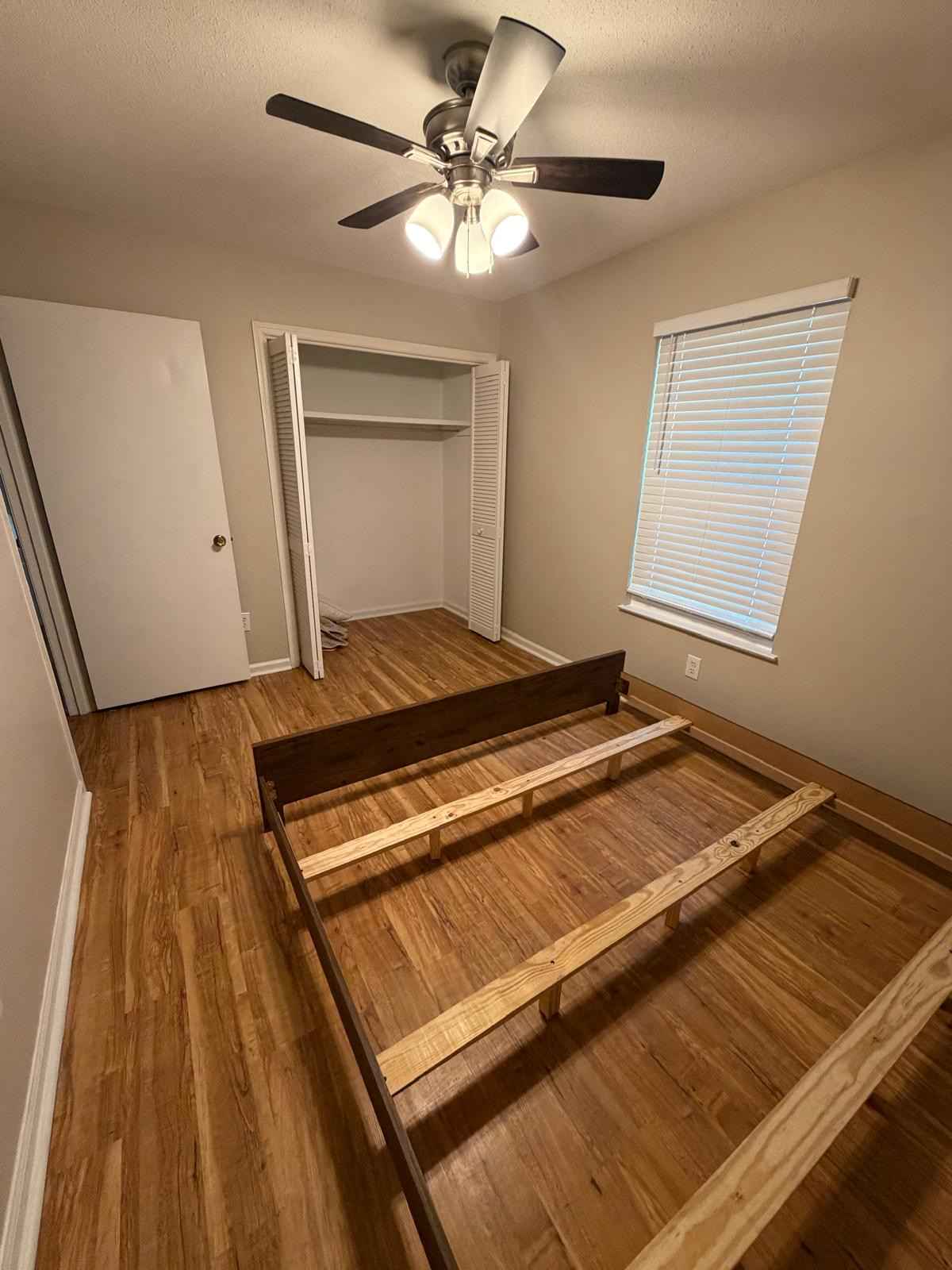 Beautiful house with backyard and driveway, close to all things you would need! Gas station, supermarket, pharmacy, etc. 