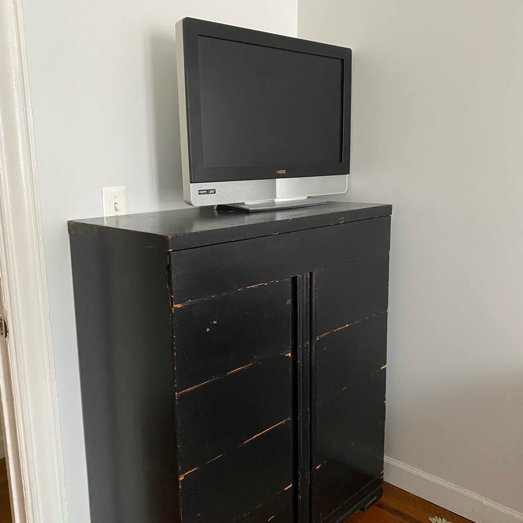 Hey there! I'm a laid-back thirty-something working in events, often based at home or on-site for projects. In my two-bedroom Hamilton Heights apartment, I'm offering the spare room for short-term rentals. It's perfect for those seeking a transitional living space for a few months. The room is furnished with a bed, dresser, and TV. I adore this apartment and have been a resident of this neighborhood for nearly a decade. While I'm not seeking a permanent roommate, I'm excited to welcome individuals needing a comfortable space.
Utilities are included!