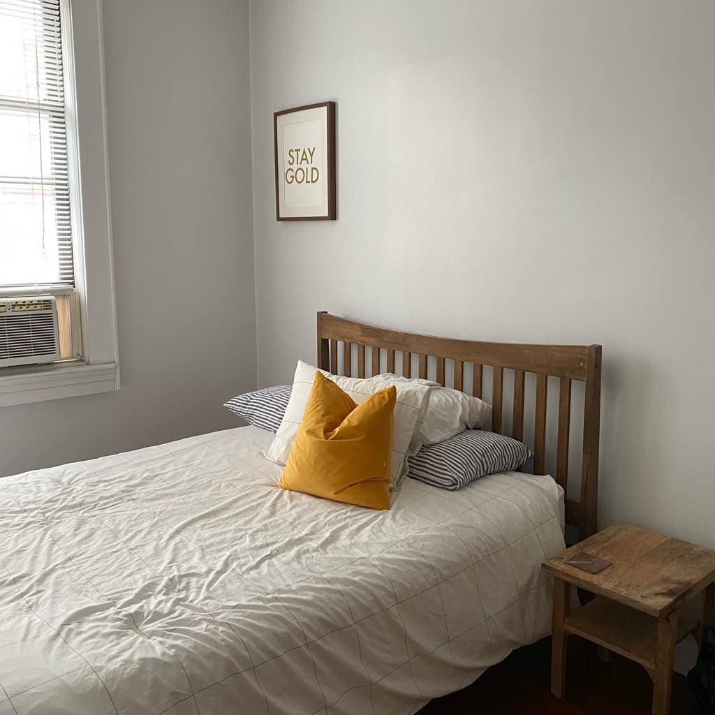 Hey there! I'm a laid-back thirty-something working in events, often based at home or on-site for projects. In my two-bedroom Hamilton Heights apartment, I'm offering the spare room for short-term rentals. It's perfect for those seeking a transitional living space for a few months. The room is furnished with a bed, dresser, and TV. I adore this apartment and have been a resident of this neighborhood for nearly a decade. While I'm not seeking a permanent roommate, I'm excited to welcome individuals needing a comfortable space.
Utilities are included!