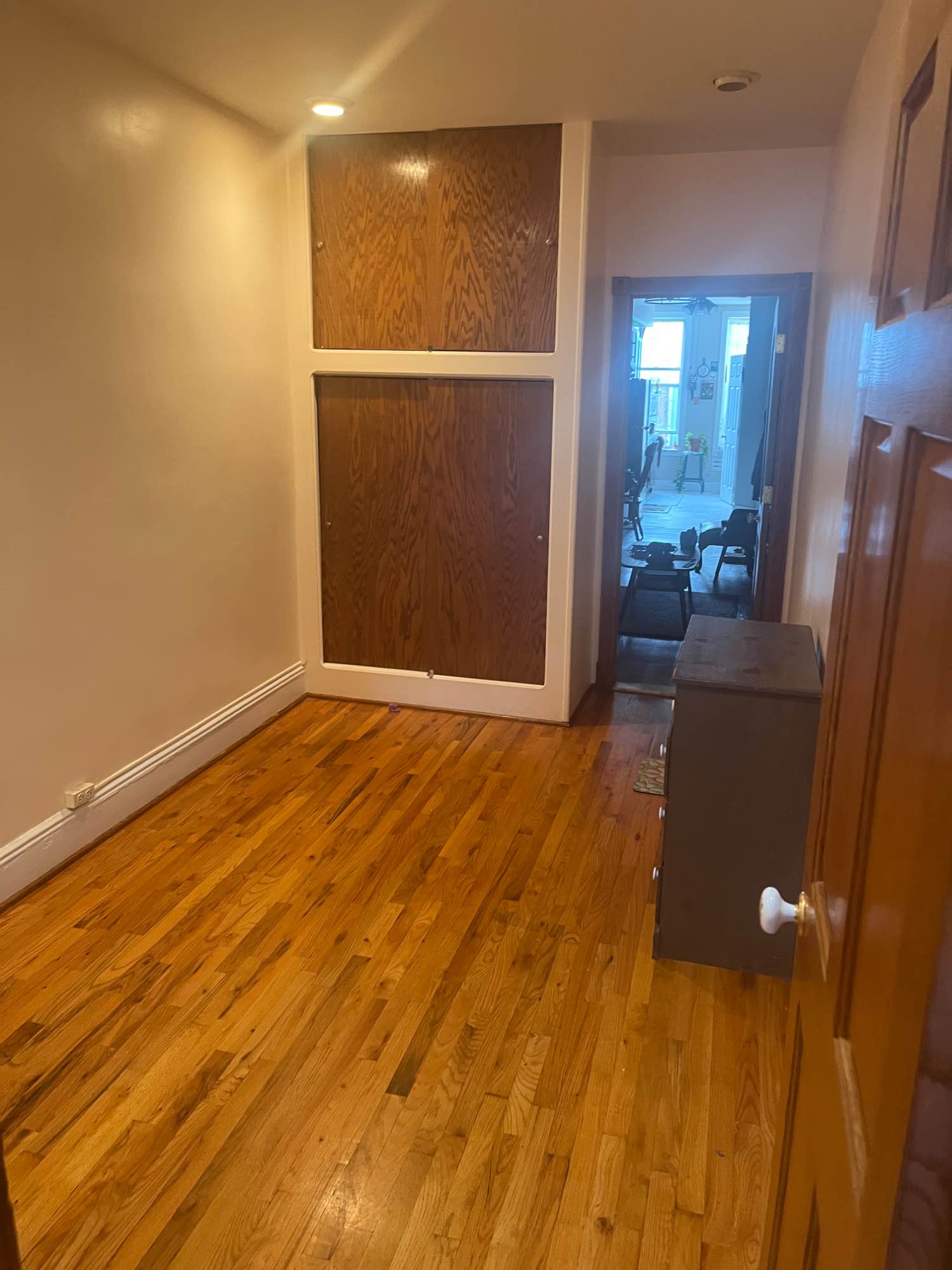 Beautiful 2BR apartment in Ridgewood. You would be sharing the apartment with myself, and my very friendly cat Gravy 

The two rooms are railroaded, meaning my room is street facing with a private entrance, which leads to the vacant room, which leads to the living room and then kitchen and bathroom. The apartment is on the second floor, and pretty much completely furnished and I’ve been here for about 2 years. There’s still some items in the room as you can see that I need to get rid of

A little about me: I currently work in the service industry, I've been vegan for nearly half of my life, I like music and film, I play guitar, I enjoy cycling and going on long walks

The apt is very close to laundromats, Milo’s Yard, Honeymoon Coffee, Lucy’s Vietnamese, Grover Cleveland Park, Associated supermarket. Tons of bars and restaurants. It's a great time to be in Ridgewood, there is no shortage of things to do

Amazing and quiet street. Equidistant from the Dekalb L and Seneca M stops (.3 miles)

Utilities are electric, gas and internet and are roughly $100 a month total. Water is free


